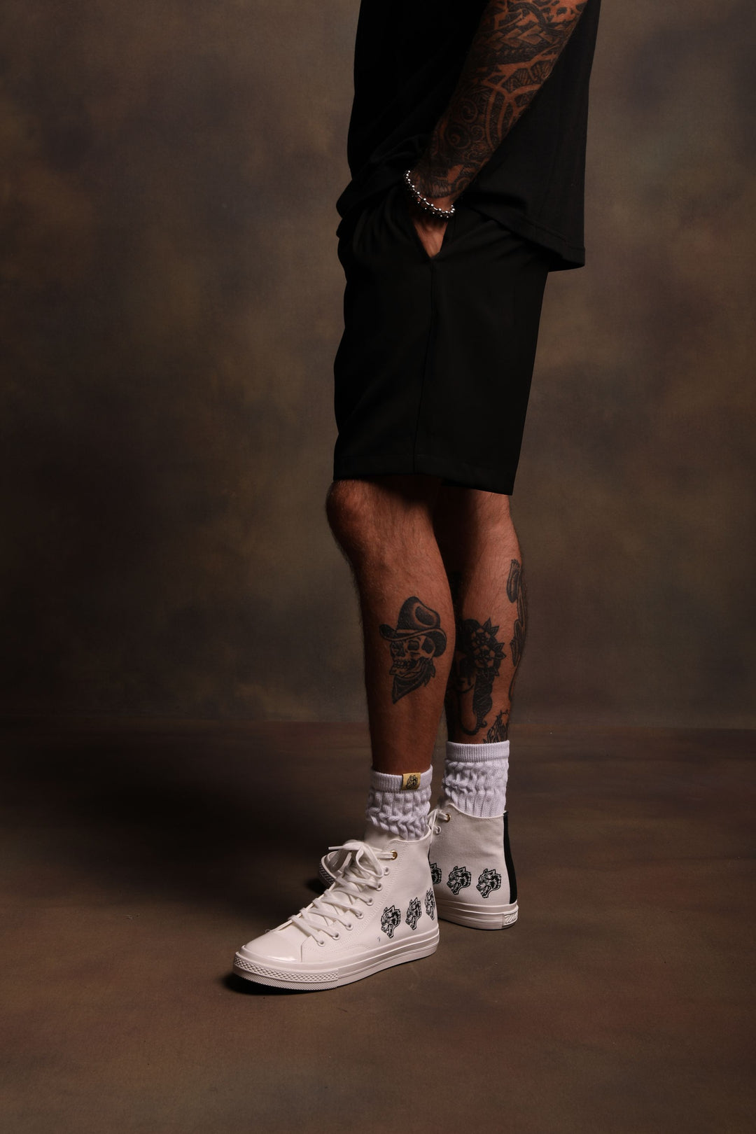 Wolf Head Cambridge Shorts in Black