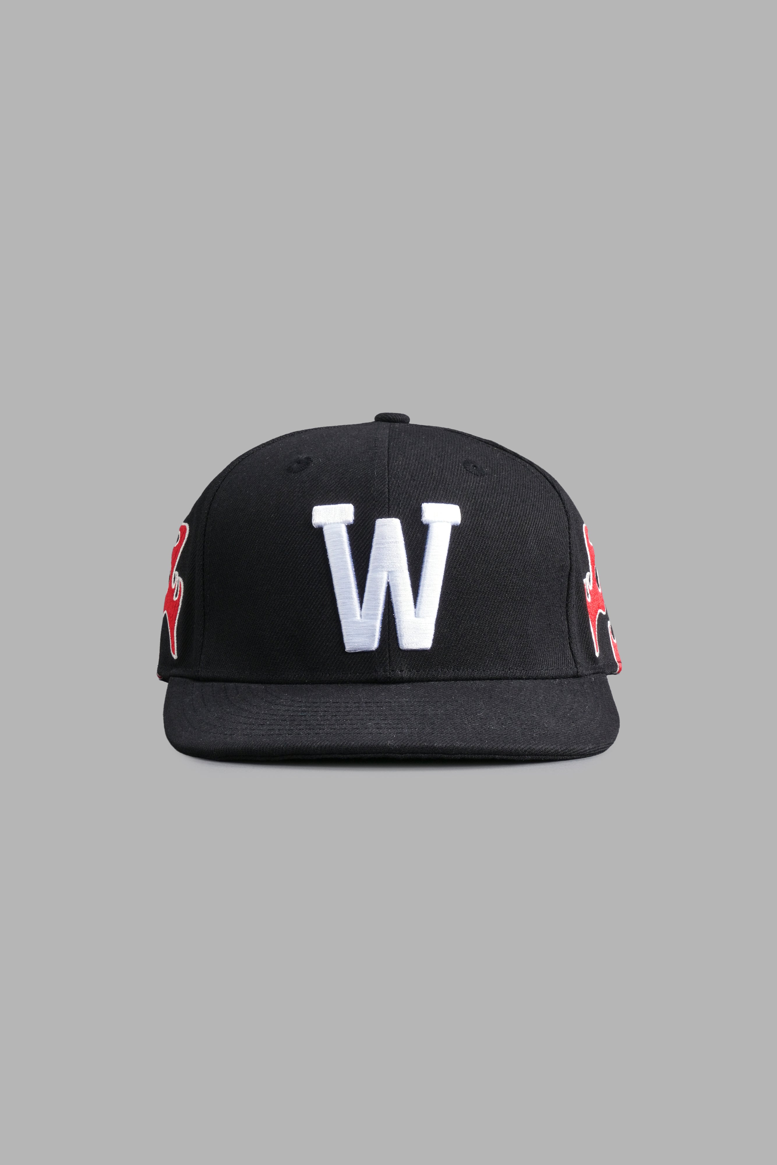 "W" Mempo Fitted Hat in Black