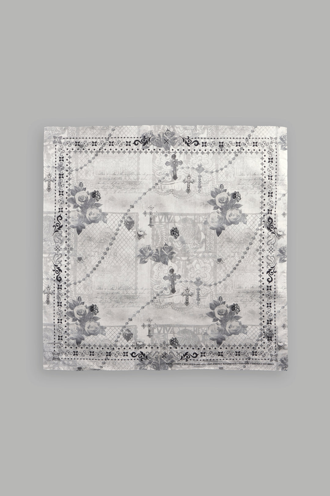 Wolves Pyramid Babushka Scarf In Ceniza Y Rosas