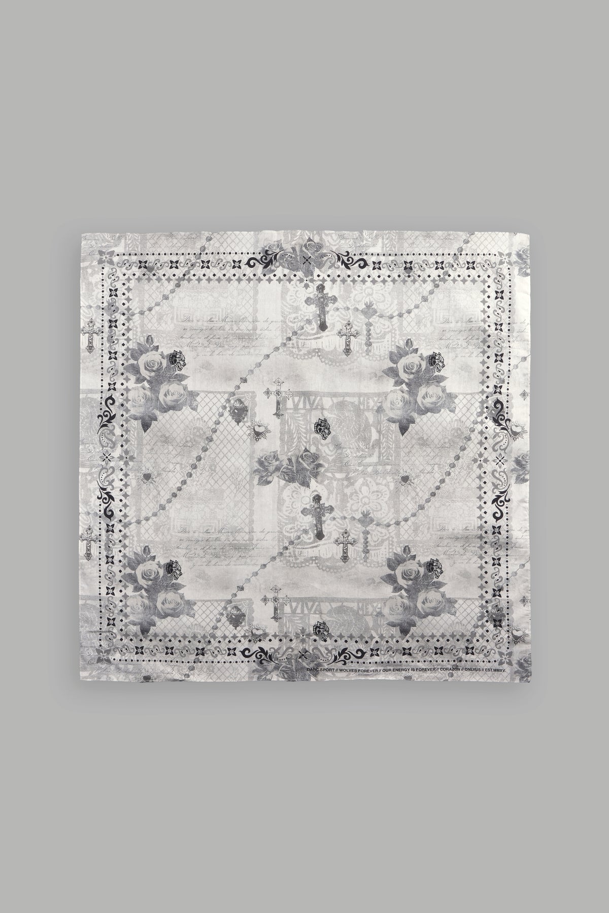 Wolves Pyramid Babushka Scarf In Ceniza Y Rosas