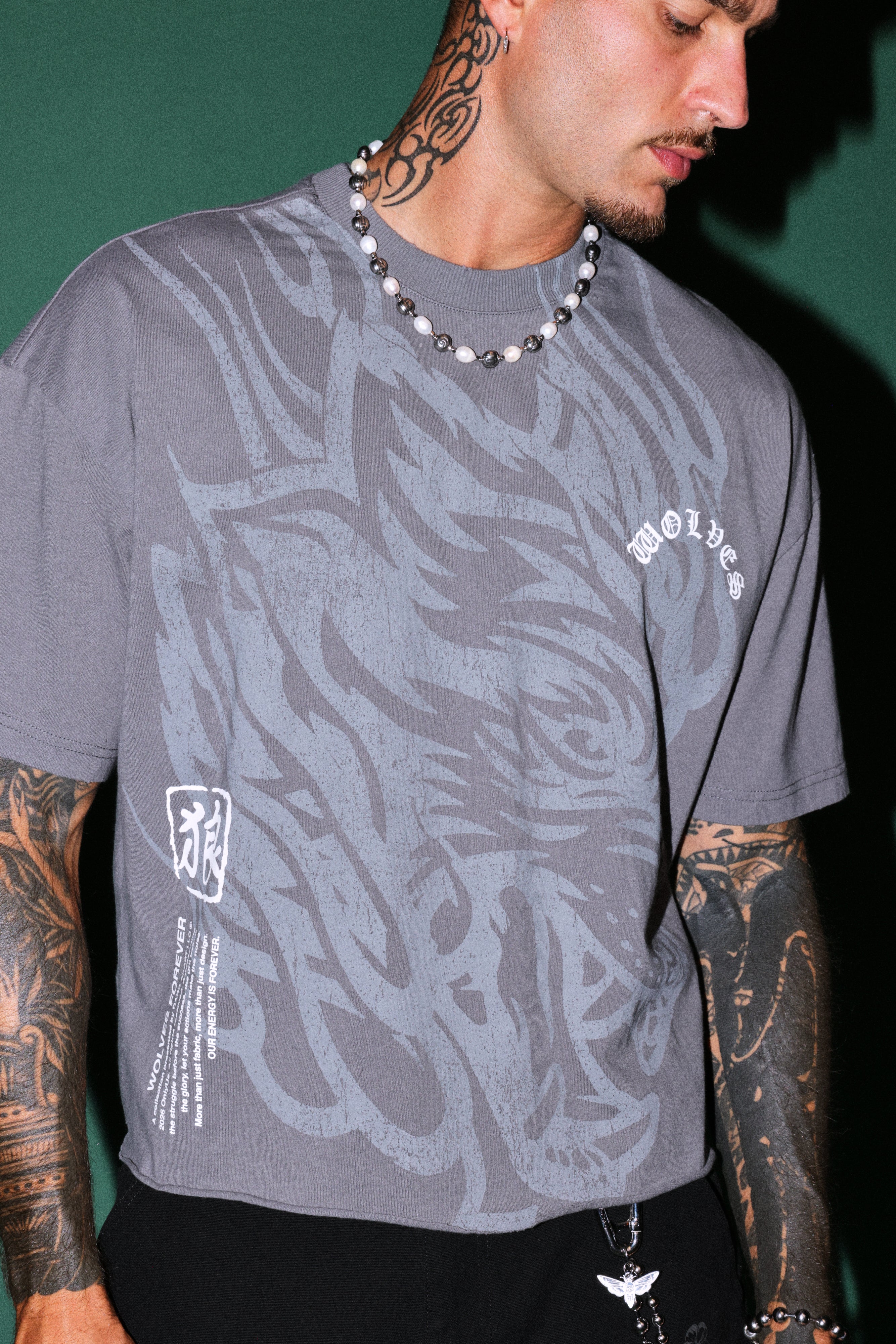 Okami Inferno Distressed Grunge Box Cut Tee V2 in Slate Gray
