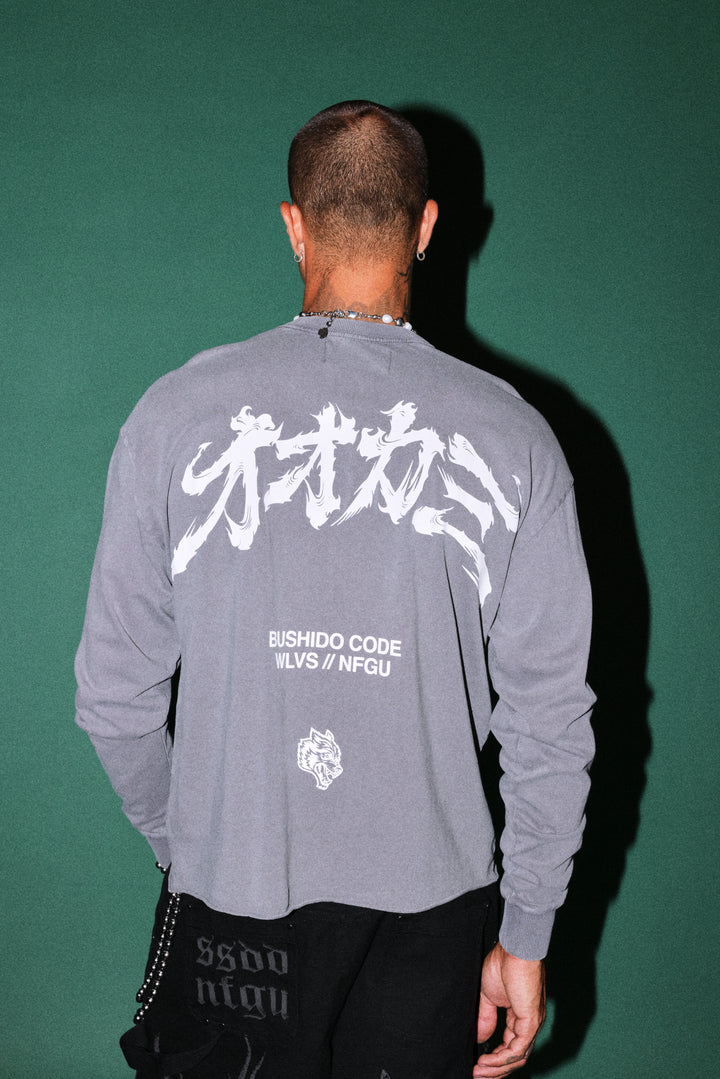Okami Bushido Grunge Mid Length Raw Hem Ls Tee in Slate Gray