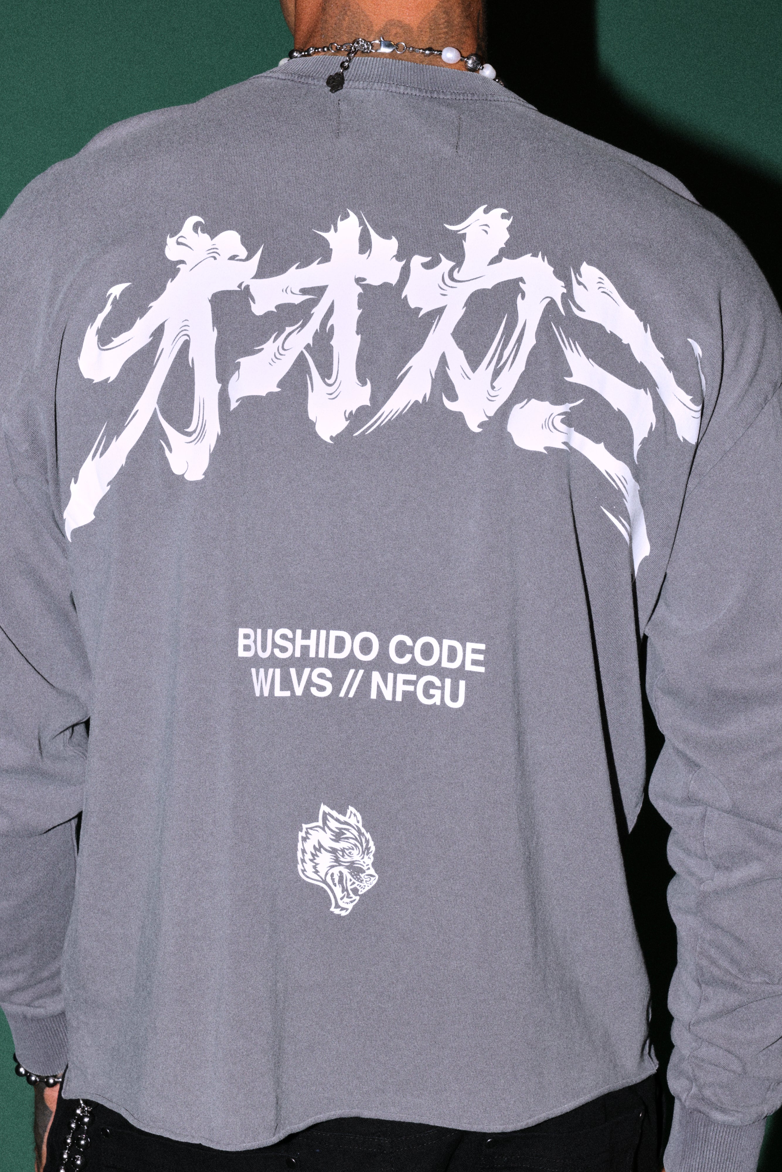Okami Bushido Grunge Mid Length Raw Hem Ls Tee in Slate Gray