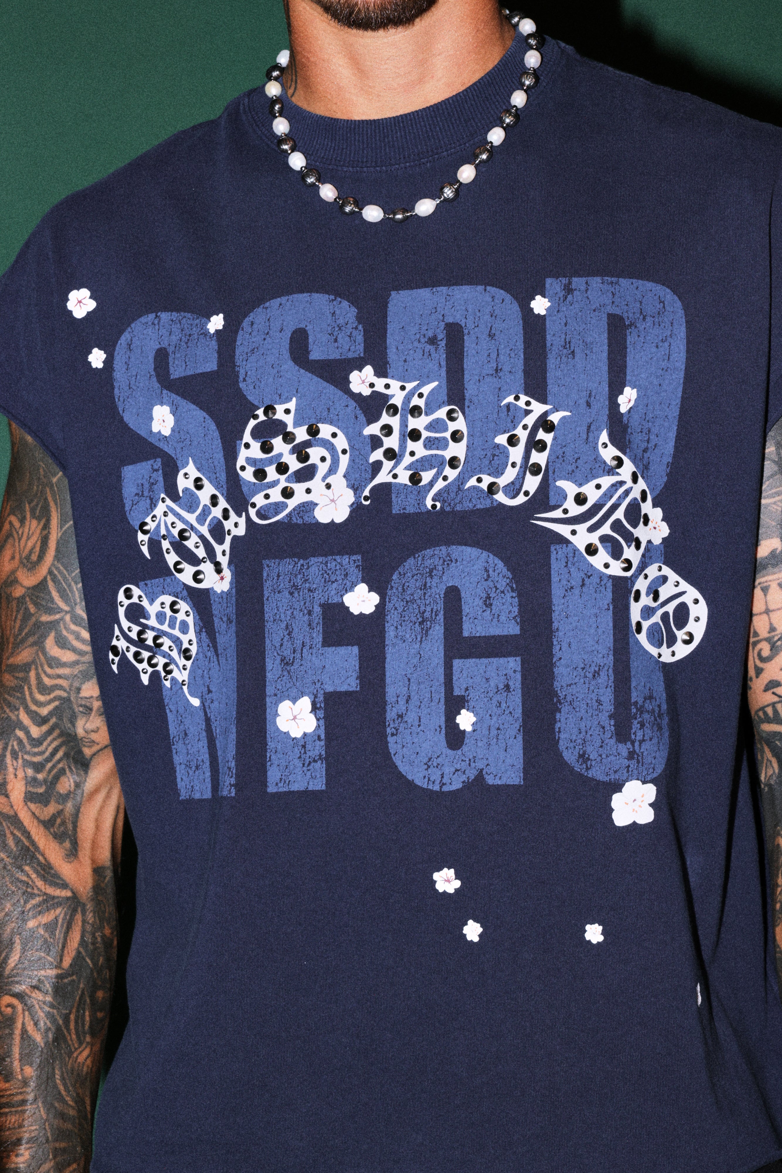 Ssddnfgu Bushido Grunge Cut-Off Mid Length Raw Hem Tee in Navy
