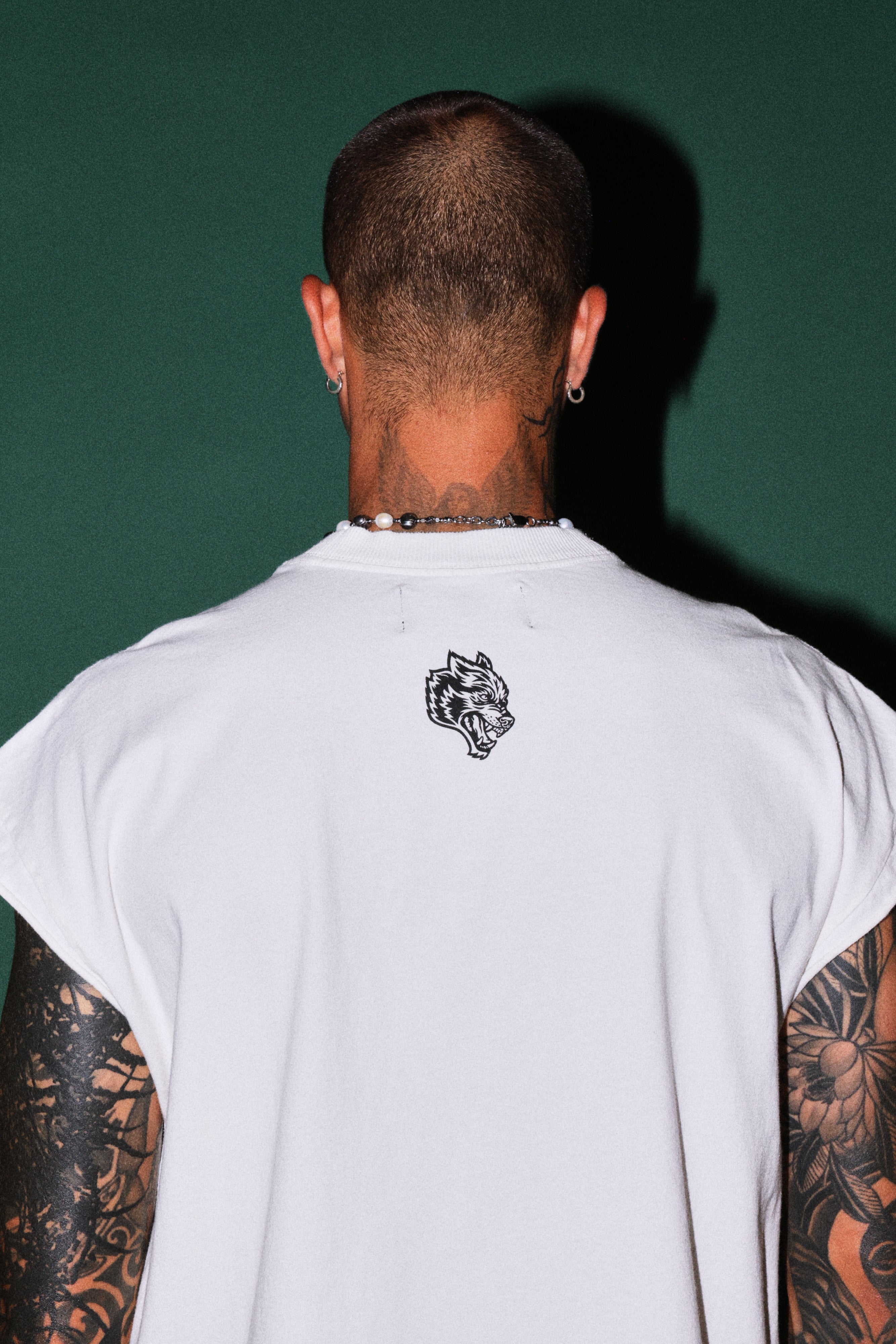 Ssddnfgu Bushido Grunge Cut-Off Mid Length Raw Hem Tee in Cream