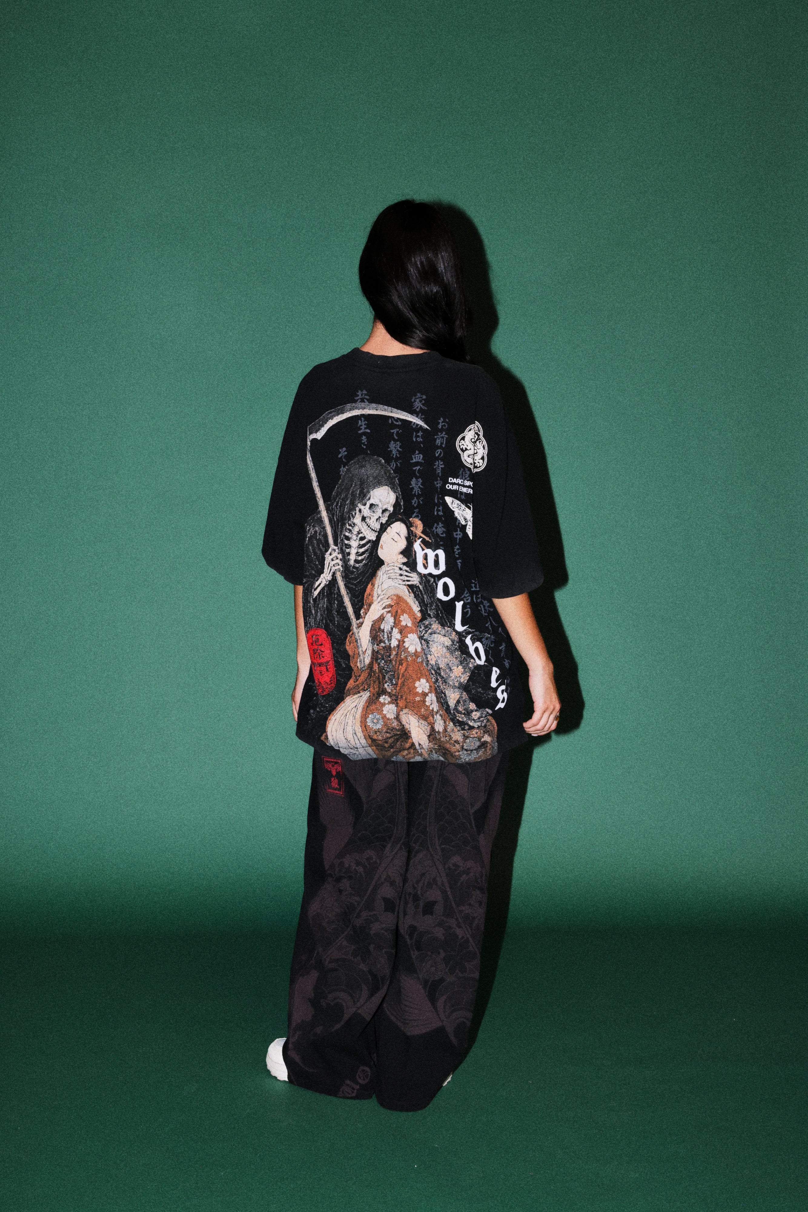 Shinigami'S Embrace Premium Oversized Tee in Black