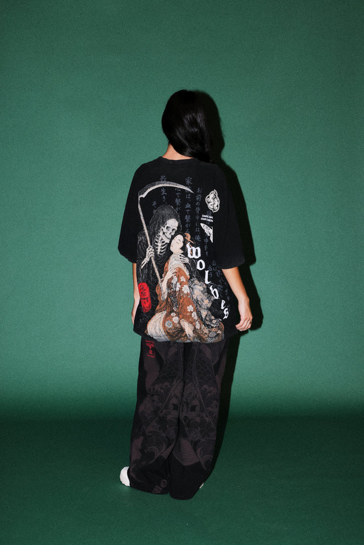 Shinigami'S Embrace Premium Oversized Tee in Black