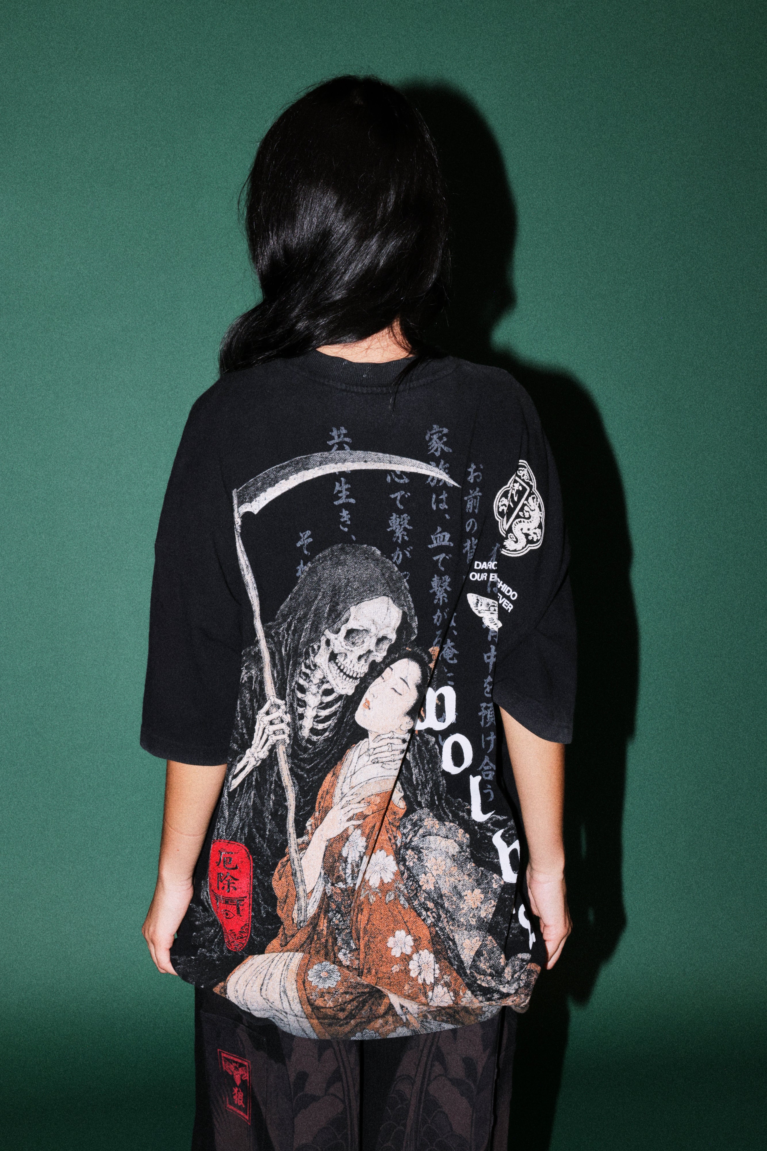 Shinigami'S Embrace Premium Oversized Tee in Black