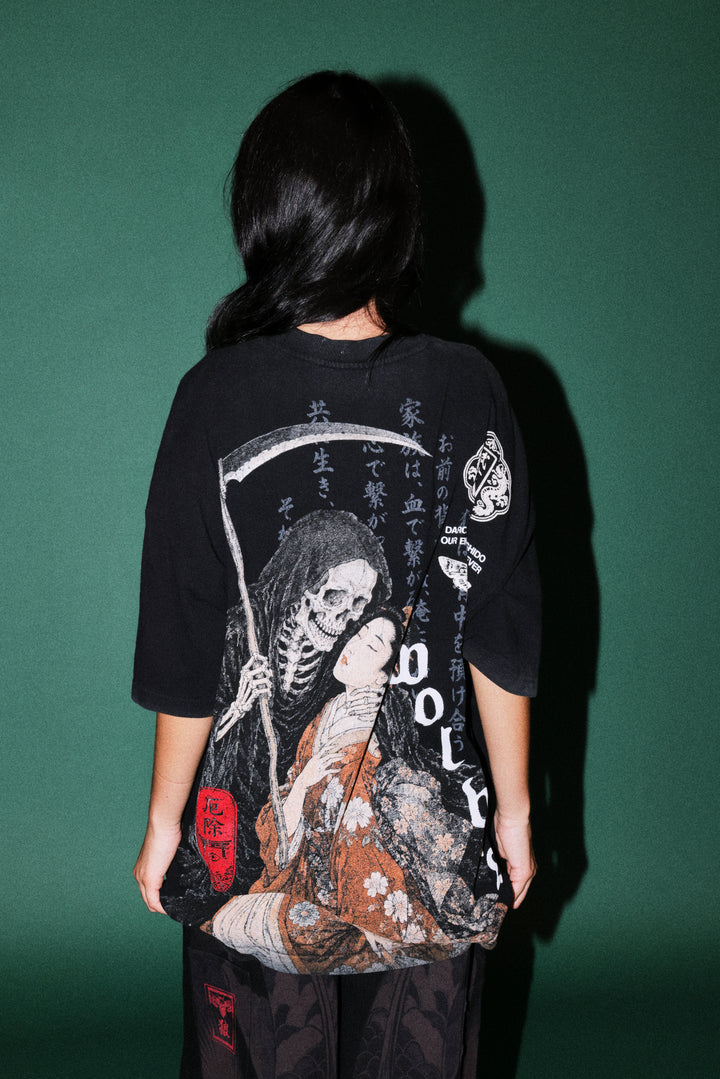 Shinigami'S Embrace Premium Oversized Tee in Black