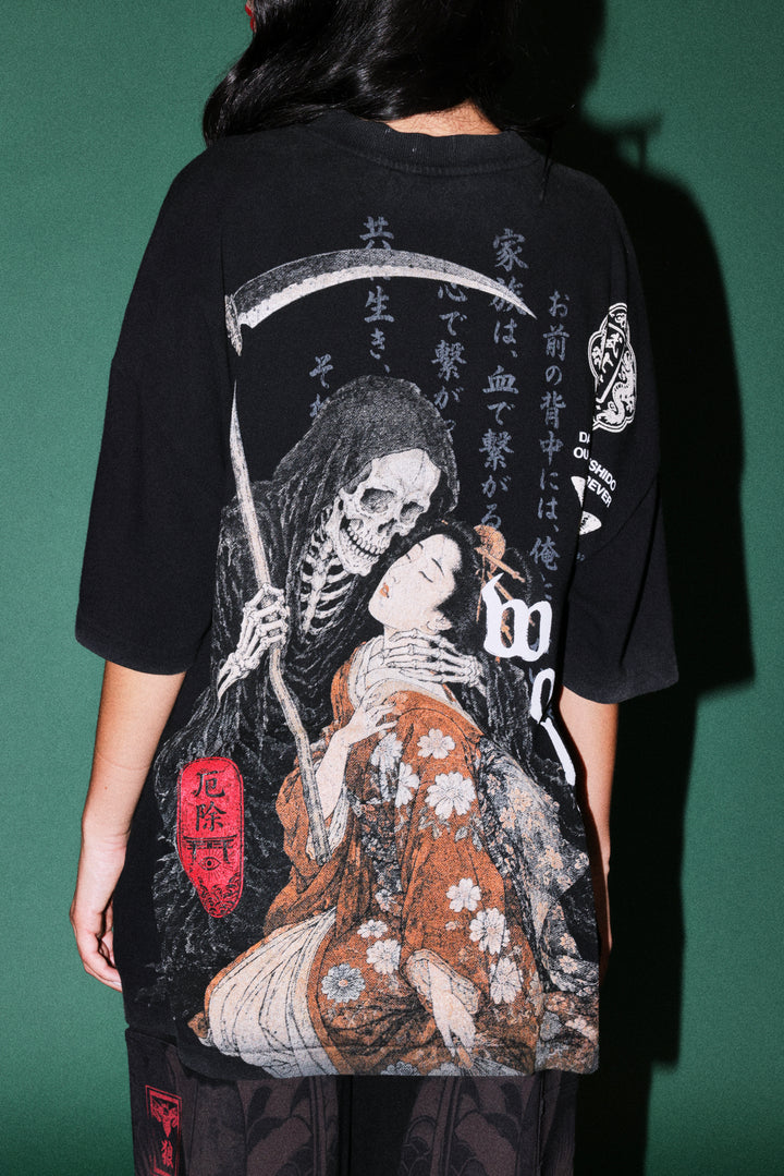Shinigami'S Embrace Premium Oversized Tee in Black