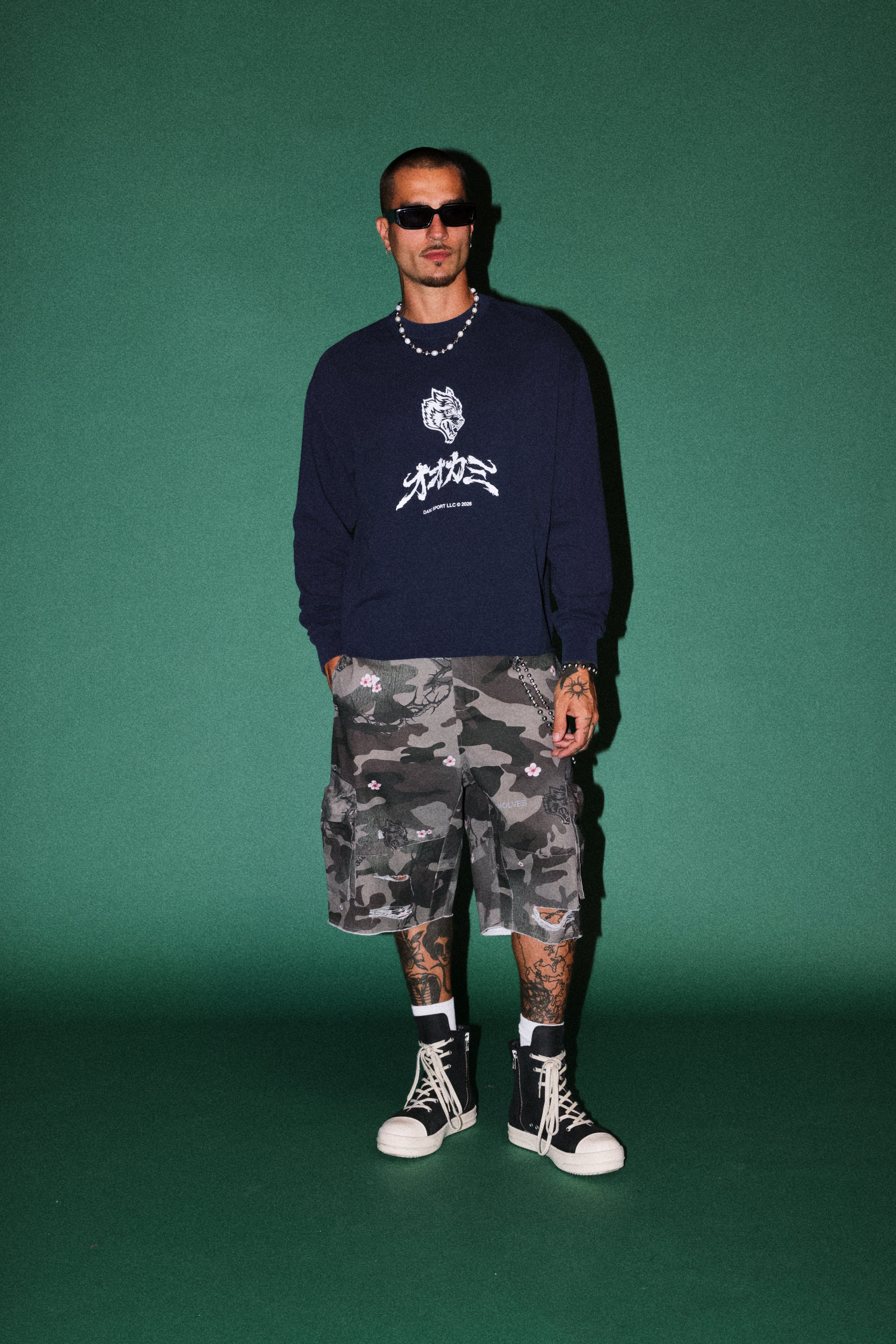Okami Bushido Grunge Mid Length Raw Hem Ls Tee in Navy