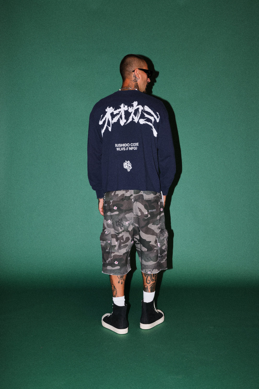 Okami Bushido Grunge Mid Length Raw Hem Ls Tee in Navy