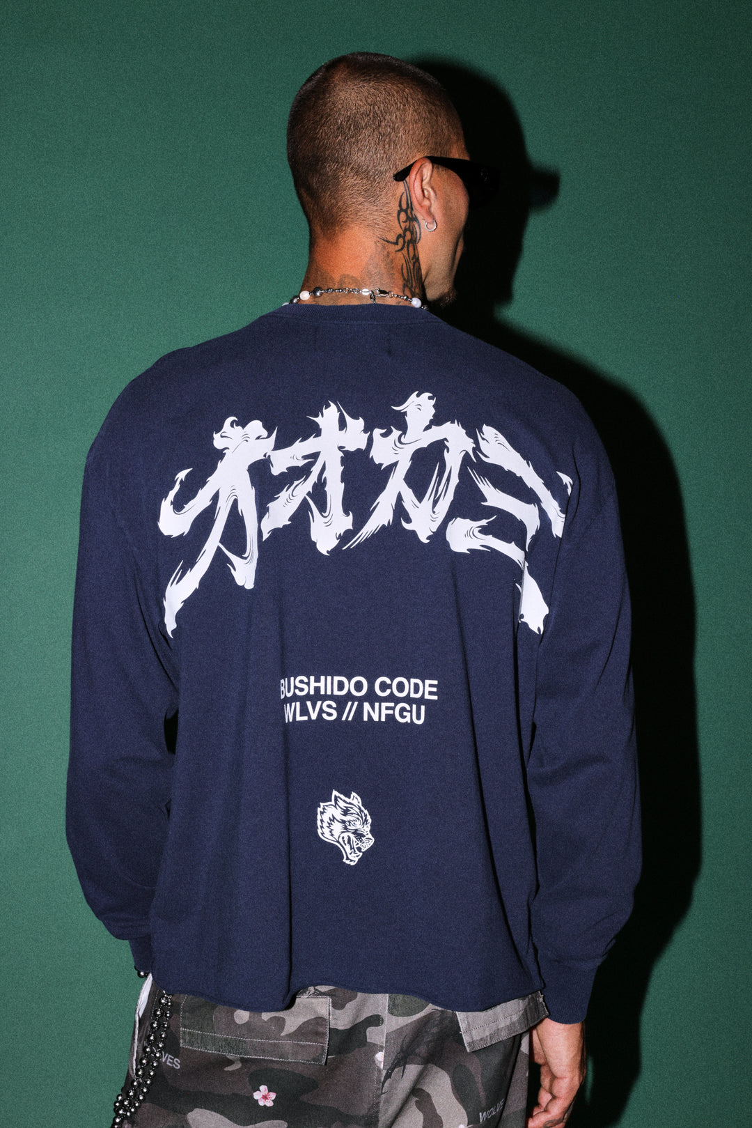 Okami Bushido Grunge Mid Length Raw Hem Ls Tee in Navy