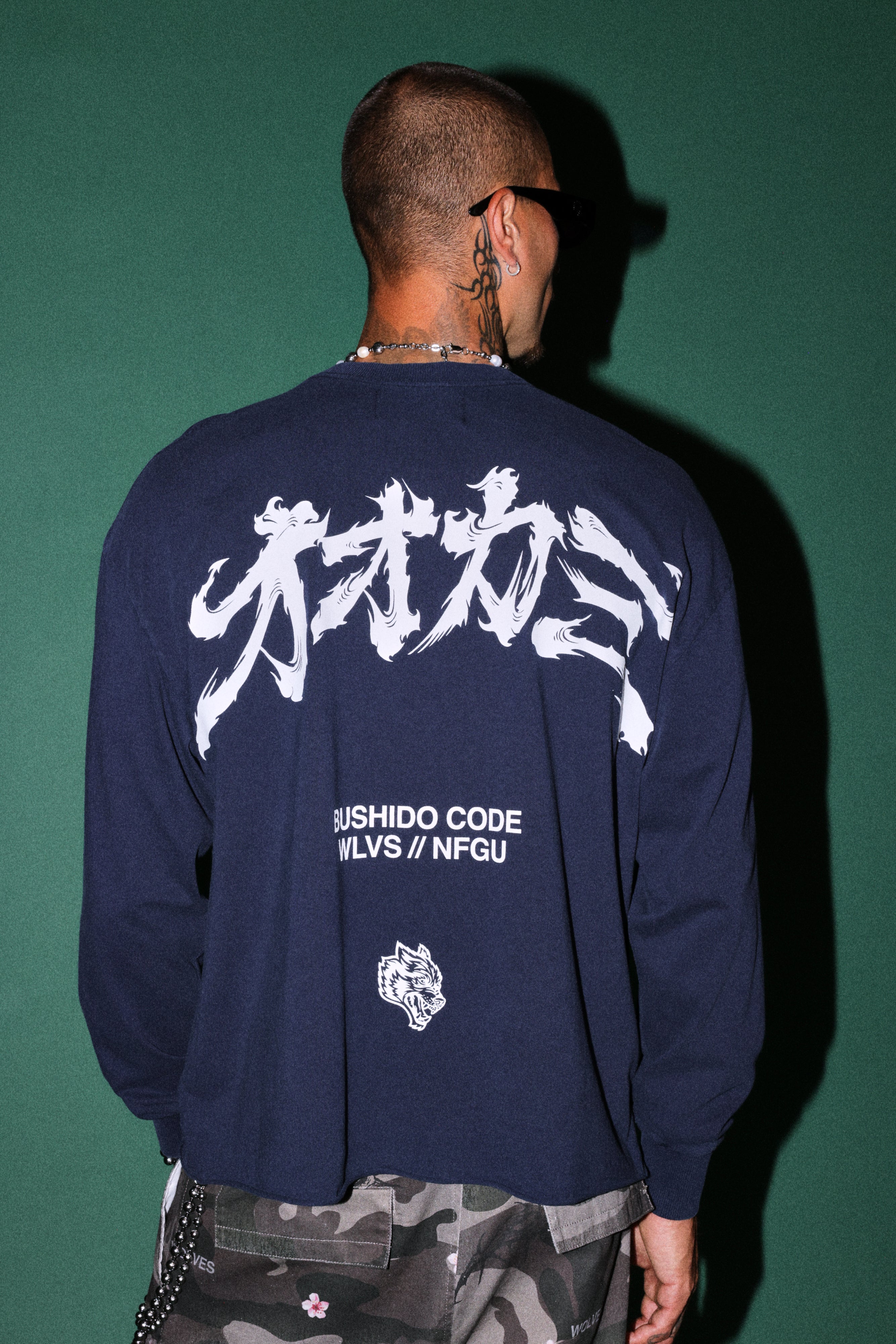 Okami Bushido Grunge Mid Length Raw Hem Ls Tee in Navy