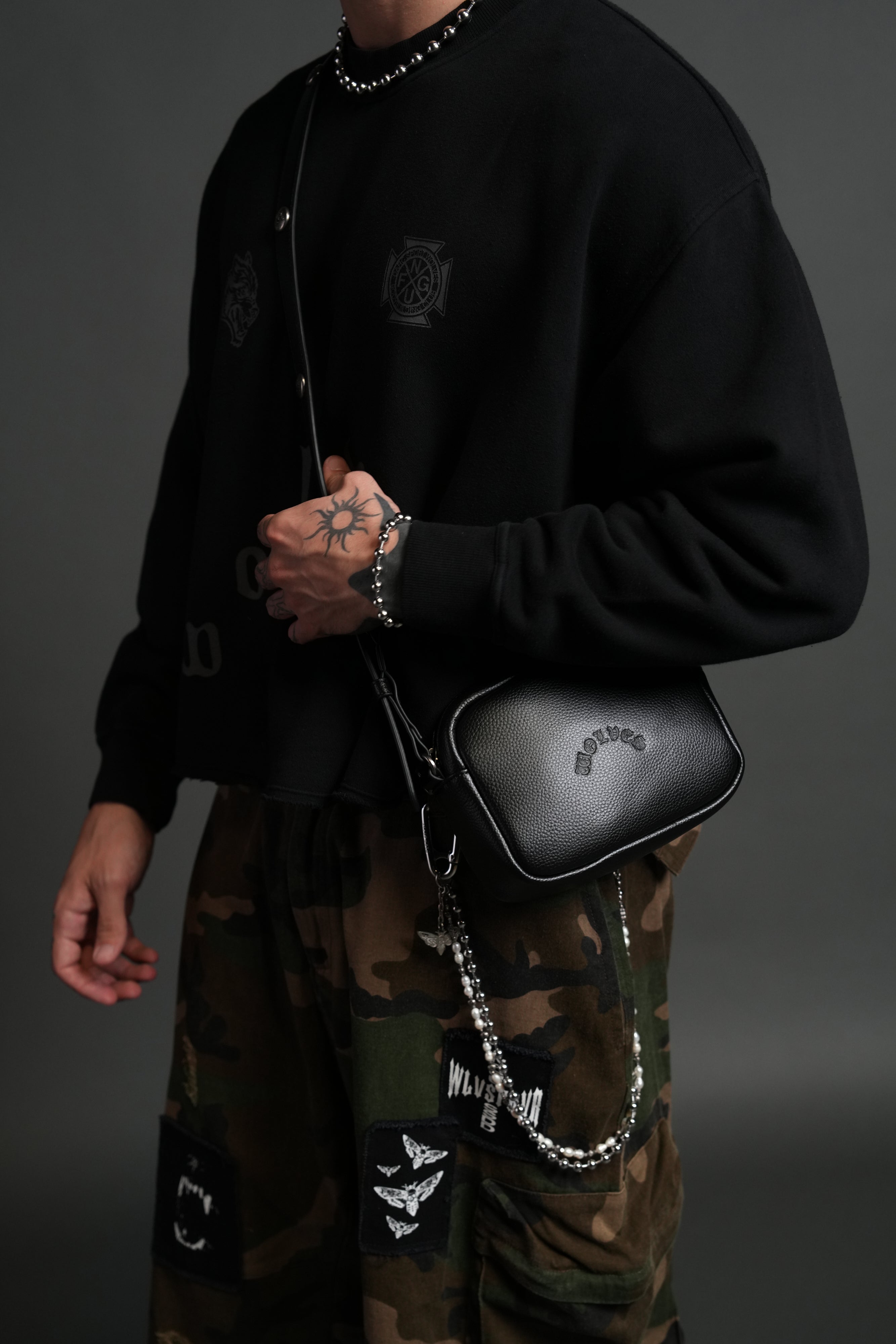 Wolves Chopper Blade Leather Side Bag in Black