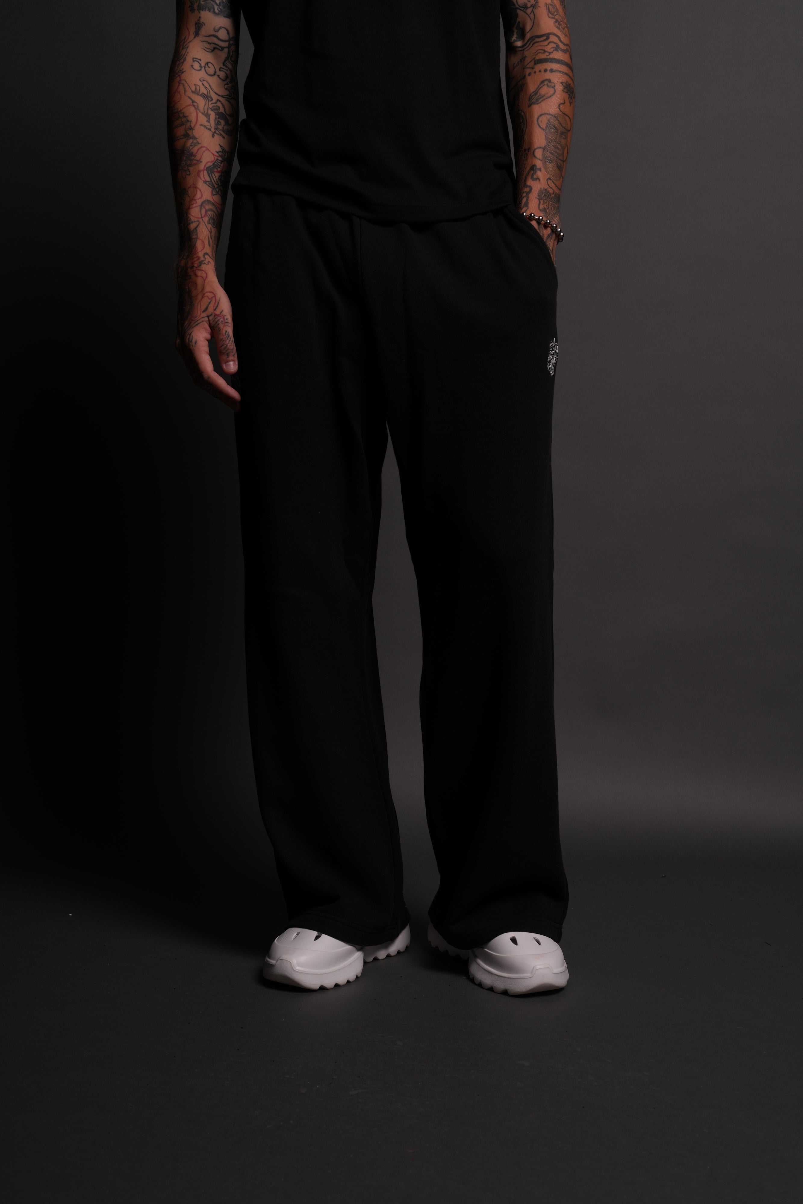 パンツ +DEINET+ DEINET BACK LOGO SWEAT PANTS IN BLACK KDTDL4WB211 DEINET BACK LOGO SWEAT PANTS IN BLACK - 감도 깊은 취향