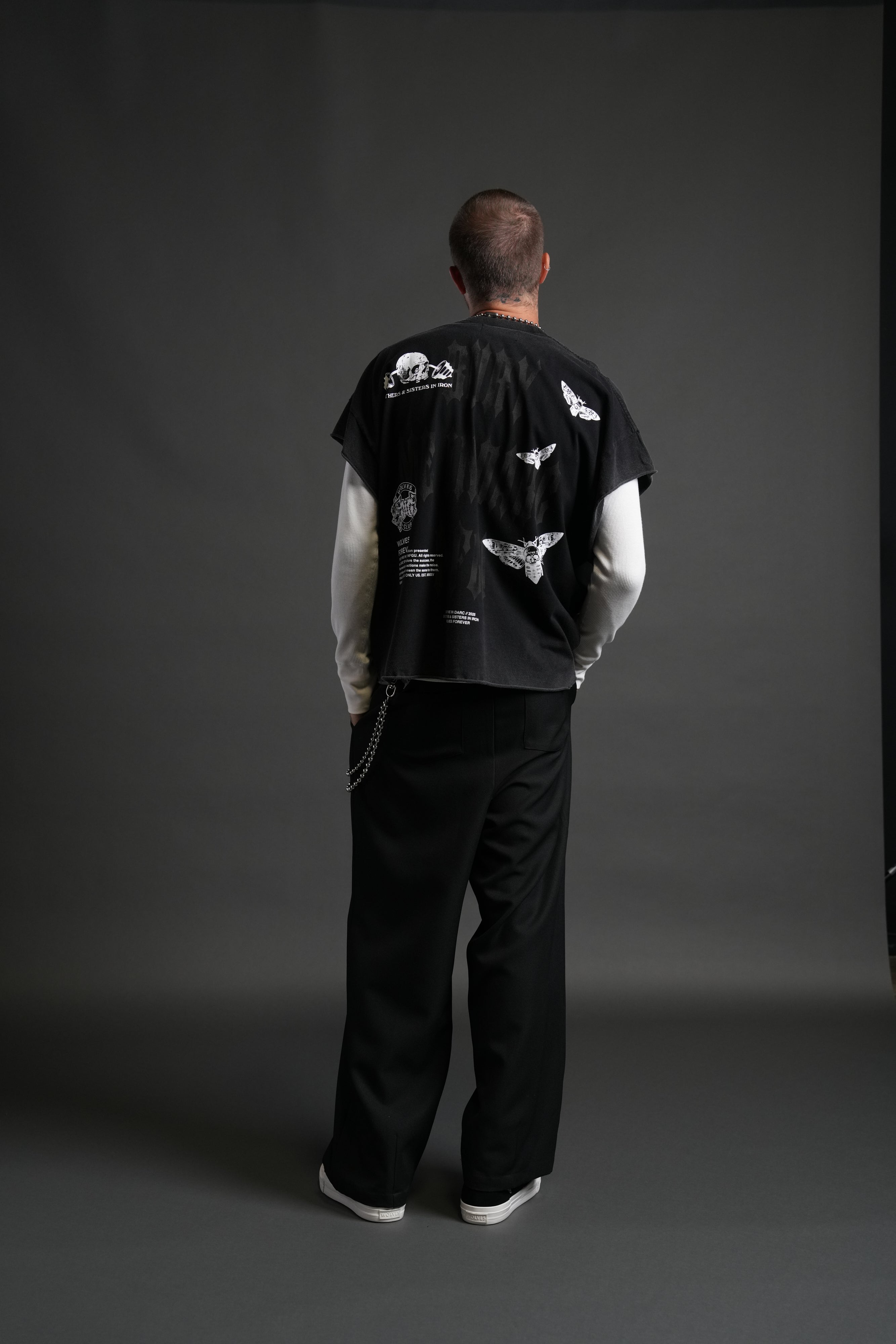 Bury Me in Darc Forever Grunge Cut-Off Tee in Black – DarcSport