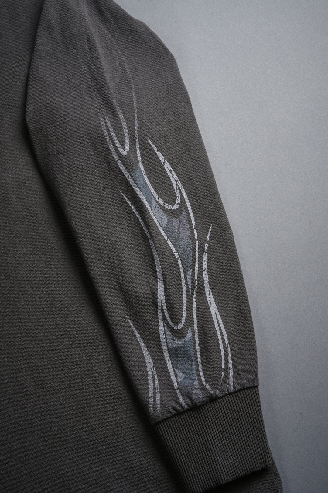 Take-Off Grunge Mid-Length Raw Hem LS Tee in Wolf Gray