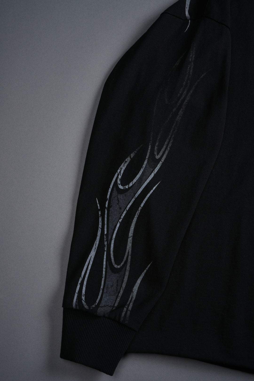 Take-Off Grunge Mid-Length Raw Hem LS Tee in Black