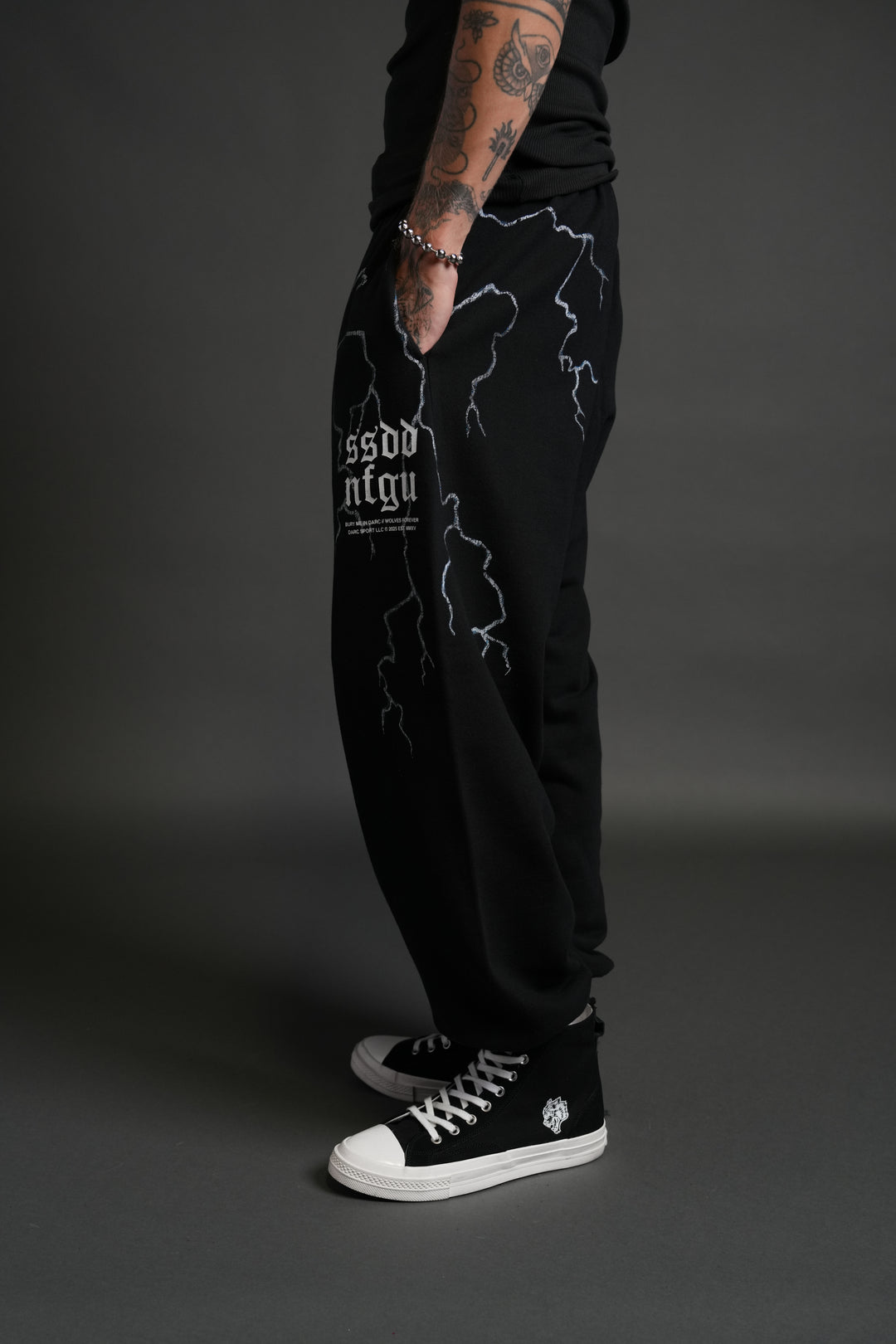 Darc Storm Lounger Sweat Pants in Black
