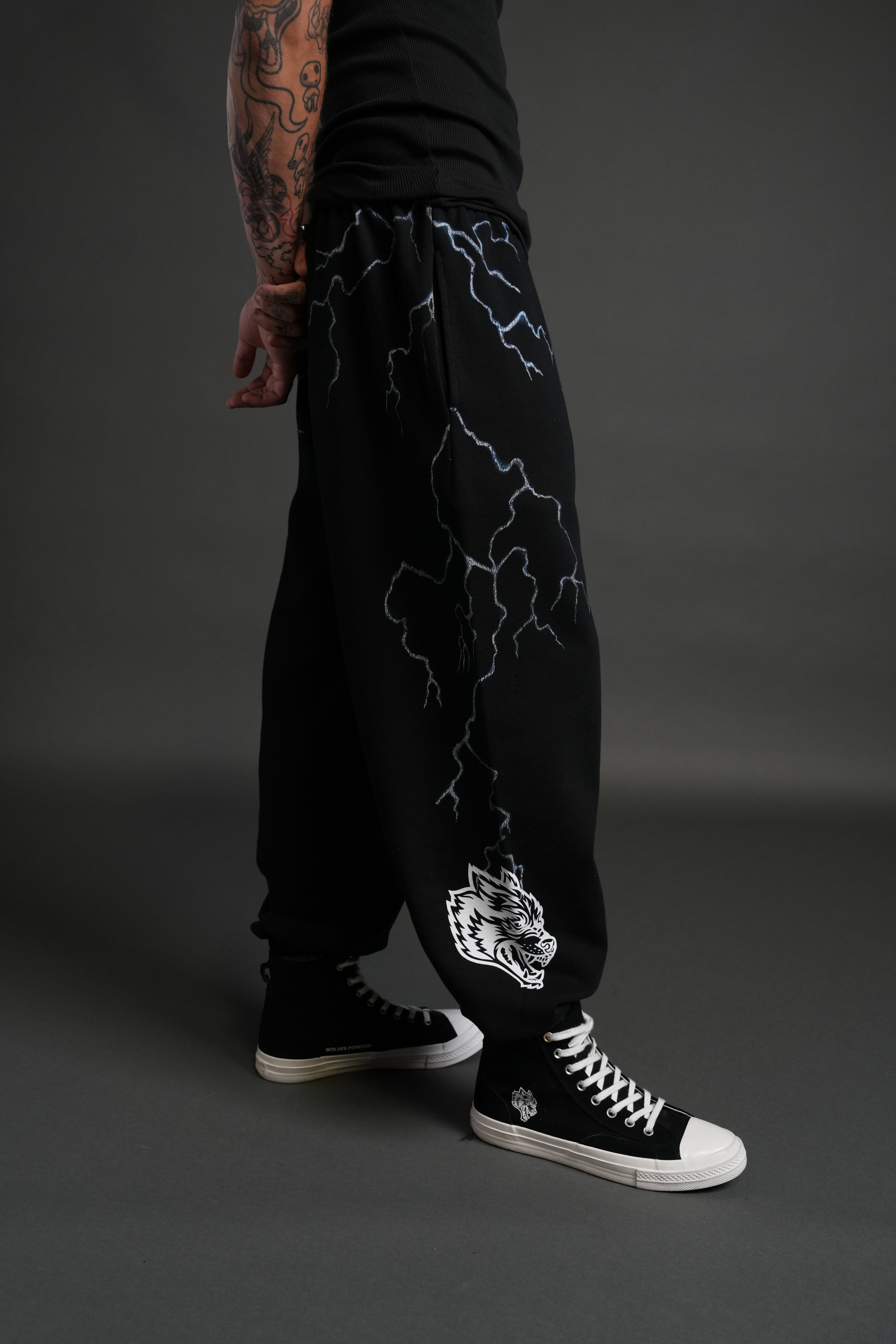 Darc Storm Lounger Sweat Pants in Black