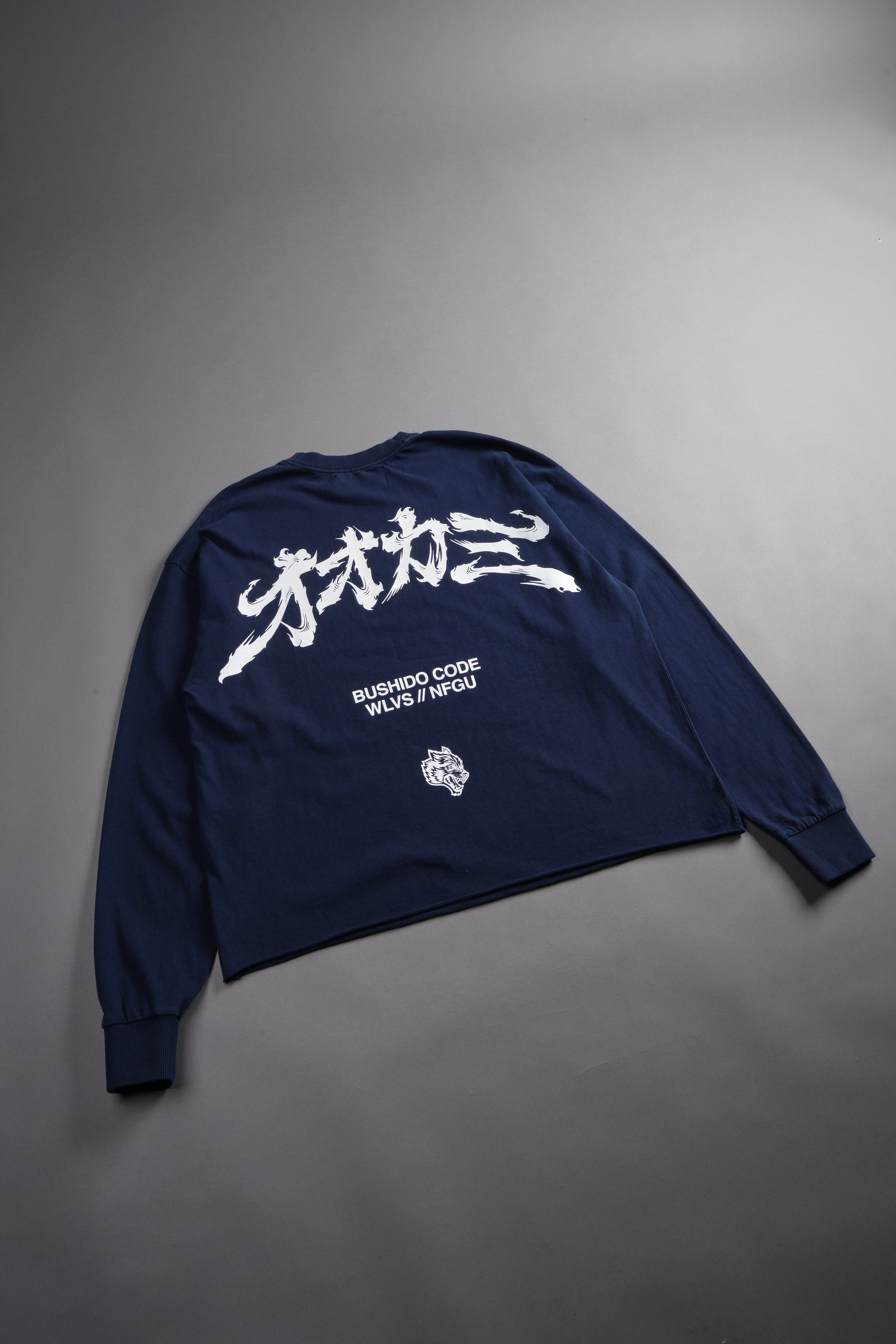 Okami Bushido Grunge Mid Length Raw Hem Ls Tee in Navy