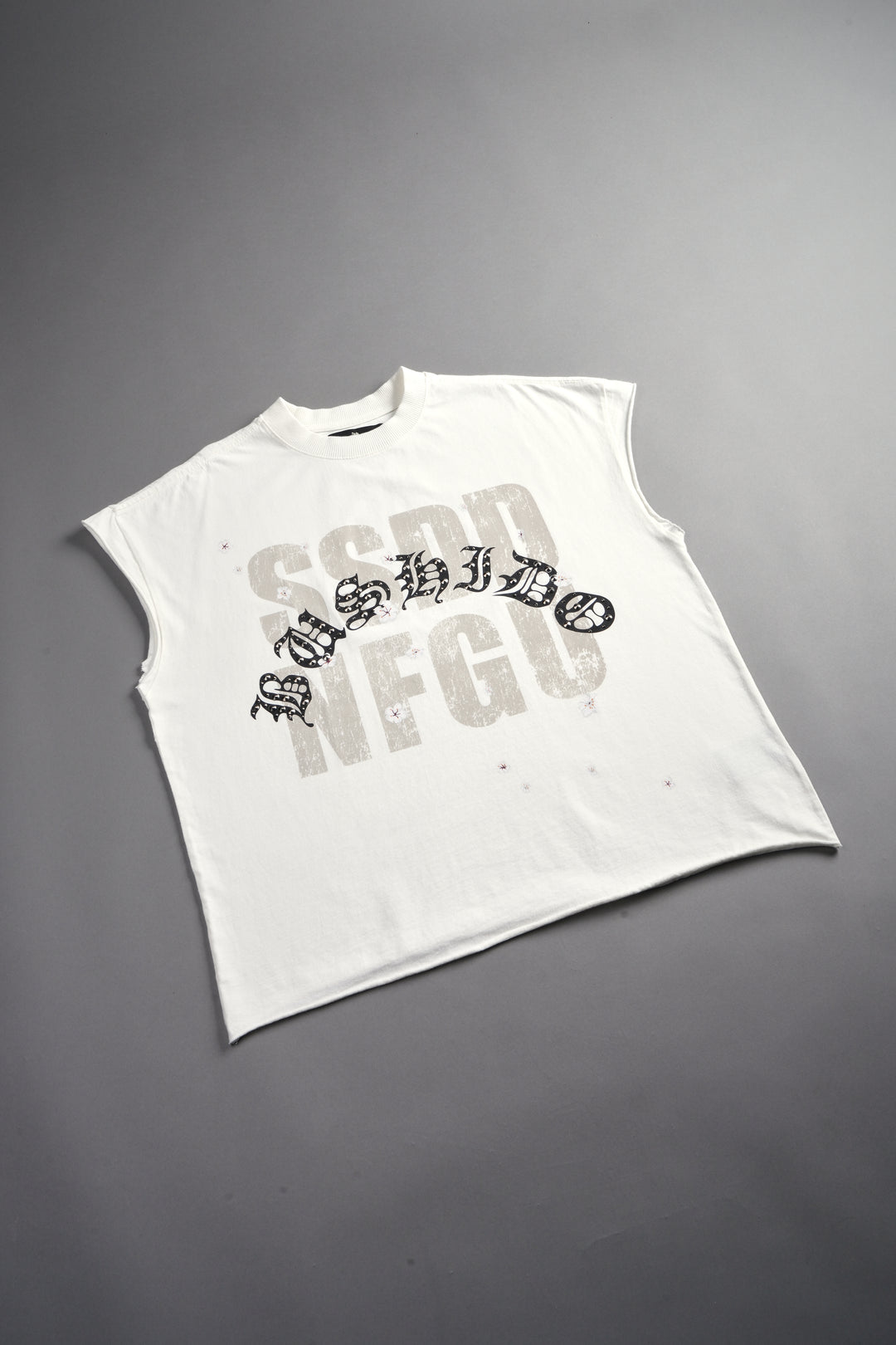 Ssddnfgu Bushido Grunge Cut-Off Mid Length Raw Hem Tee in Cream
