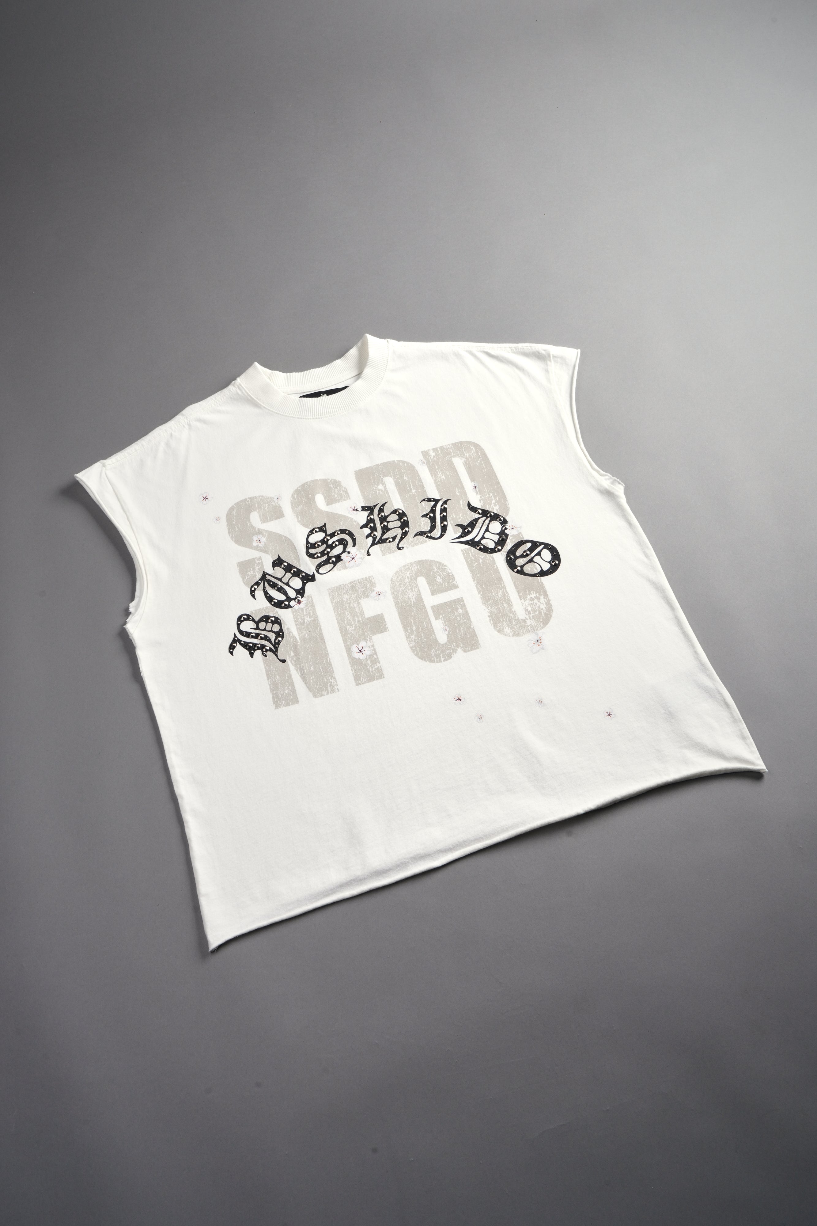 Ssddnfgu Bushido Grunge Cut-Off Mid Length Raw Hem Tee in Cream