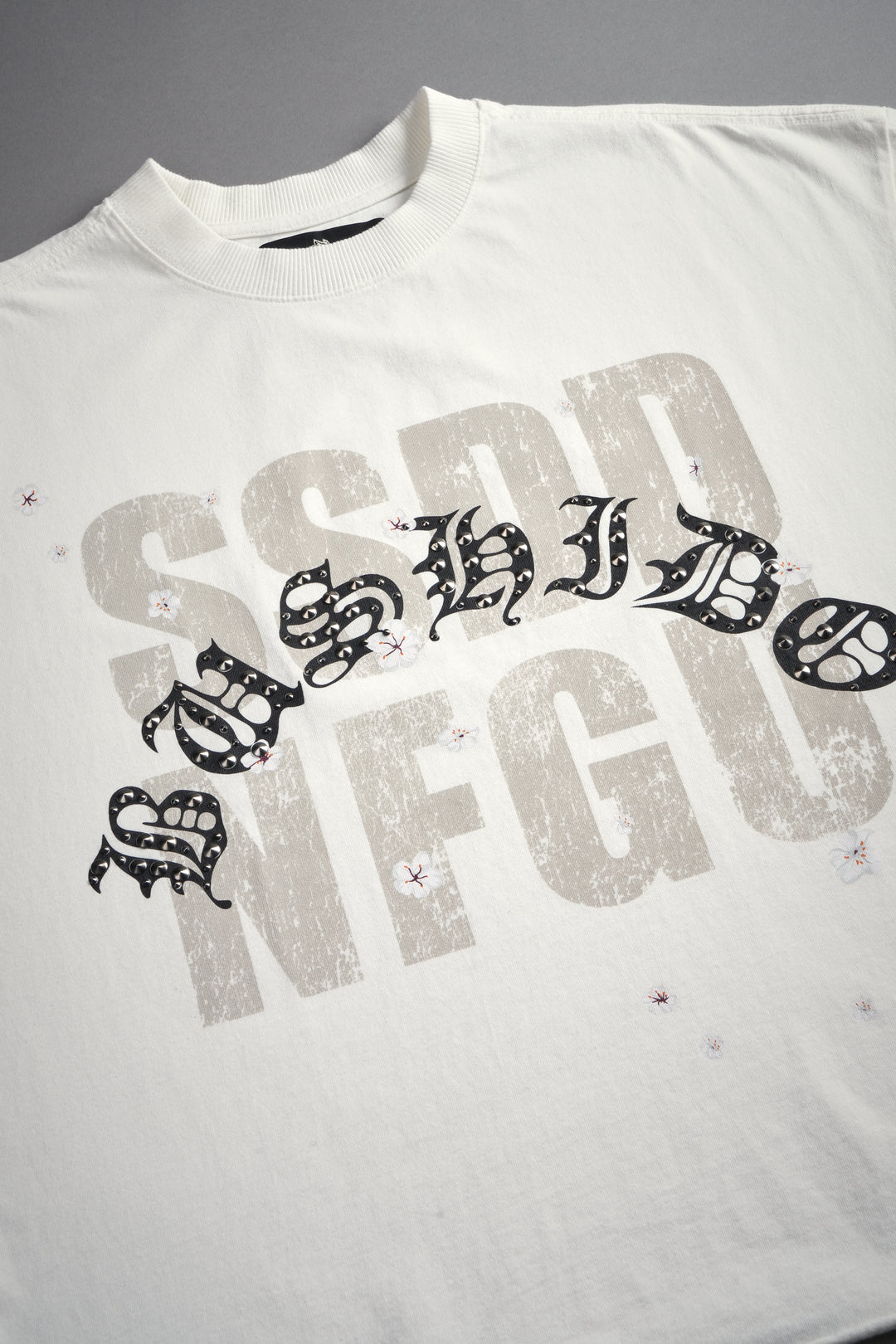 Ssddnfgu Bushido Grunge Cut-Off Mid Length Raw Hem Tee in Cream