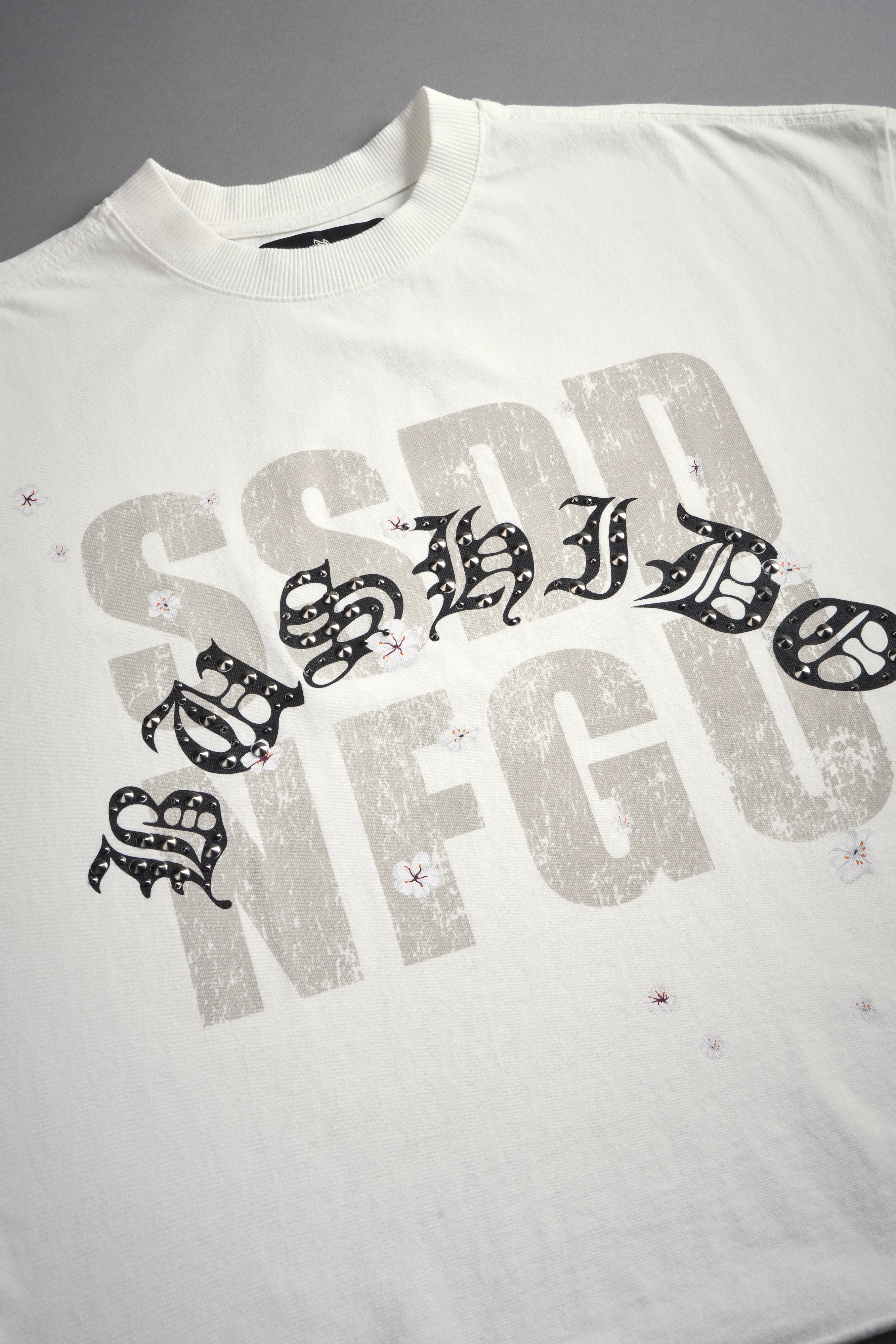 Ssddnfgu Bushido Grunge Cut-Off Mid Length Raw Hem Tee in Cream