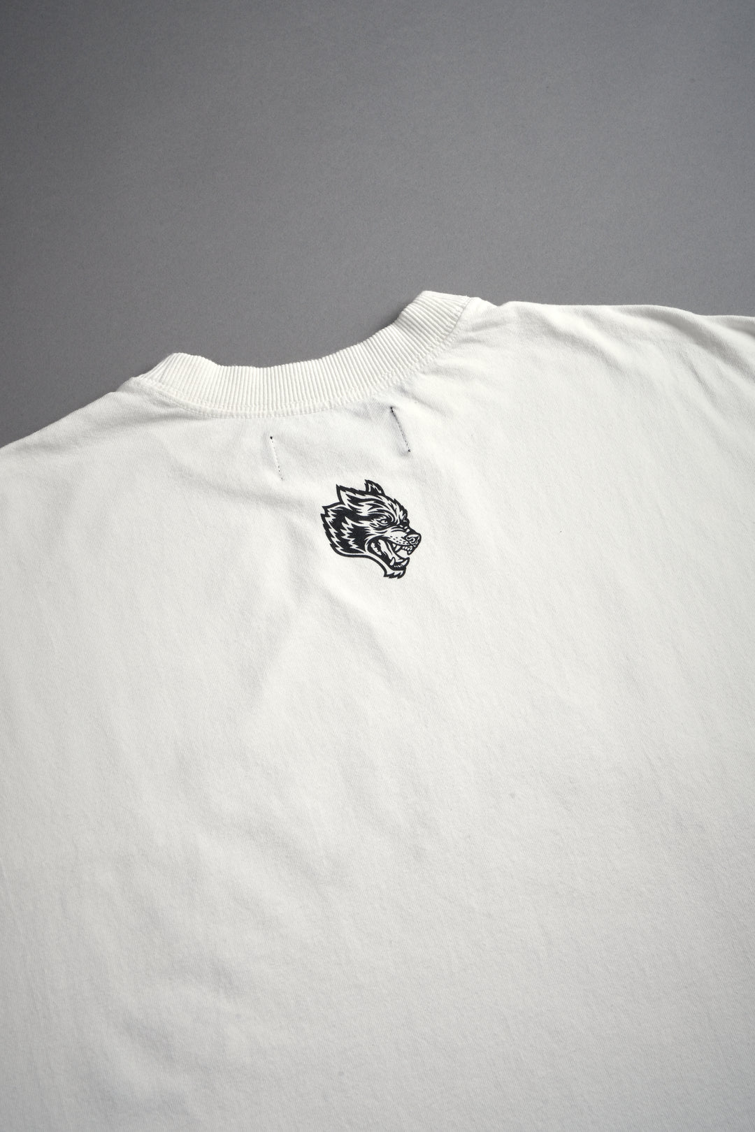Ssddnfgu Bushido Grunge Cut-Off Mid Length Raw Hem Tee in Cream