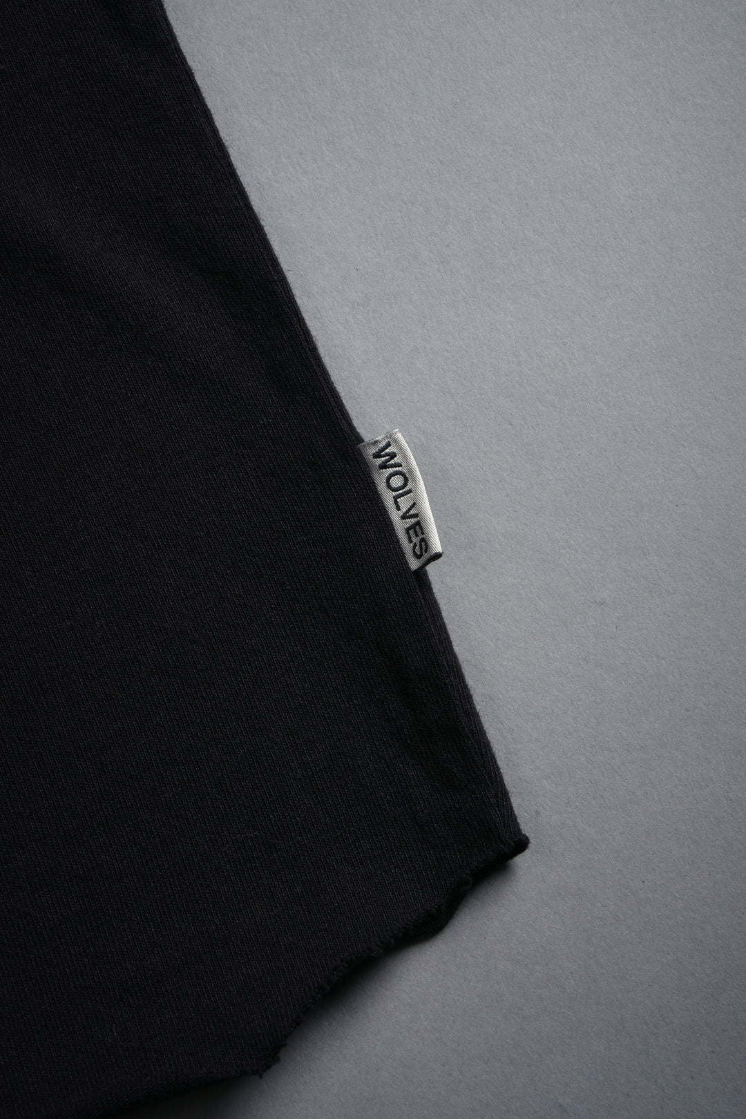 Wolf Head Grunge Cut-Off Tee in Black