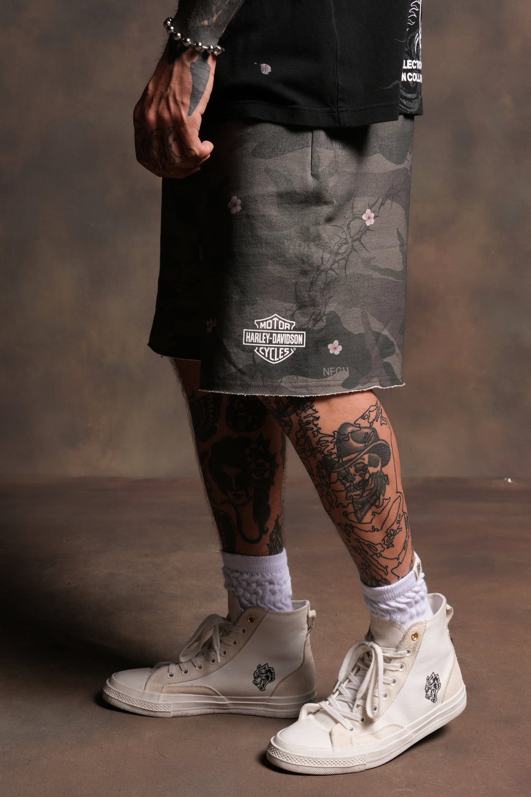 Harley-Davidson Wolves Grunge Oversized Raw Hem Post Lounge Sweat Shorts in Warrior In A Garden Green Camo