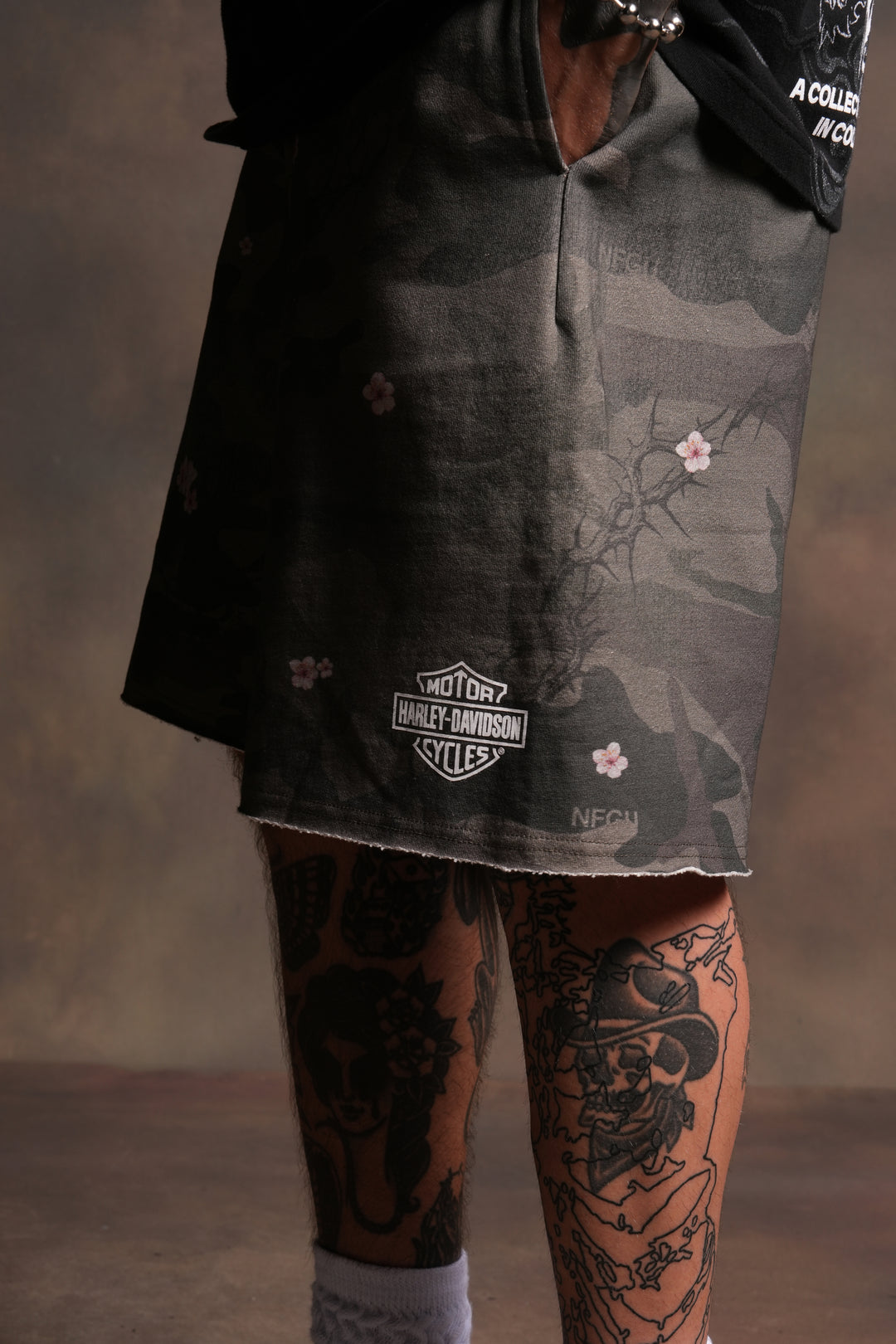 Harley-Davidson Wolves Grunge Oversized Raw Hem Post Lounge Sweat Shorts in Warrior In A Garden Green Camo