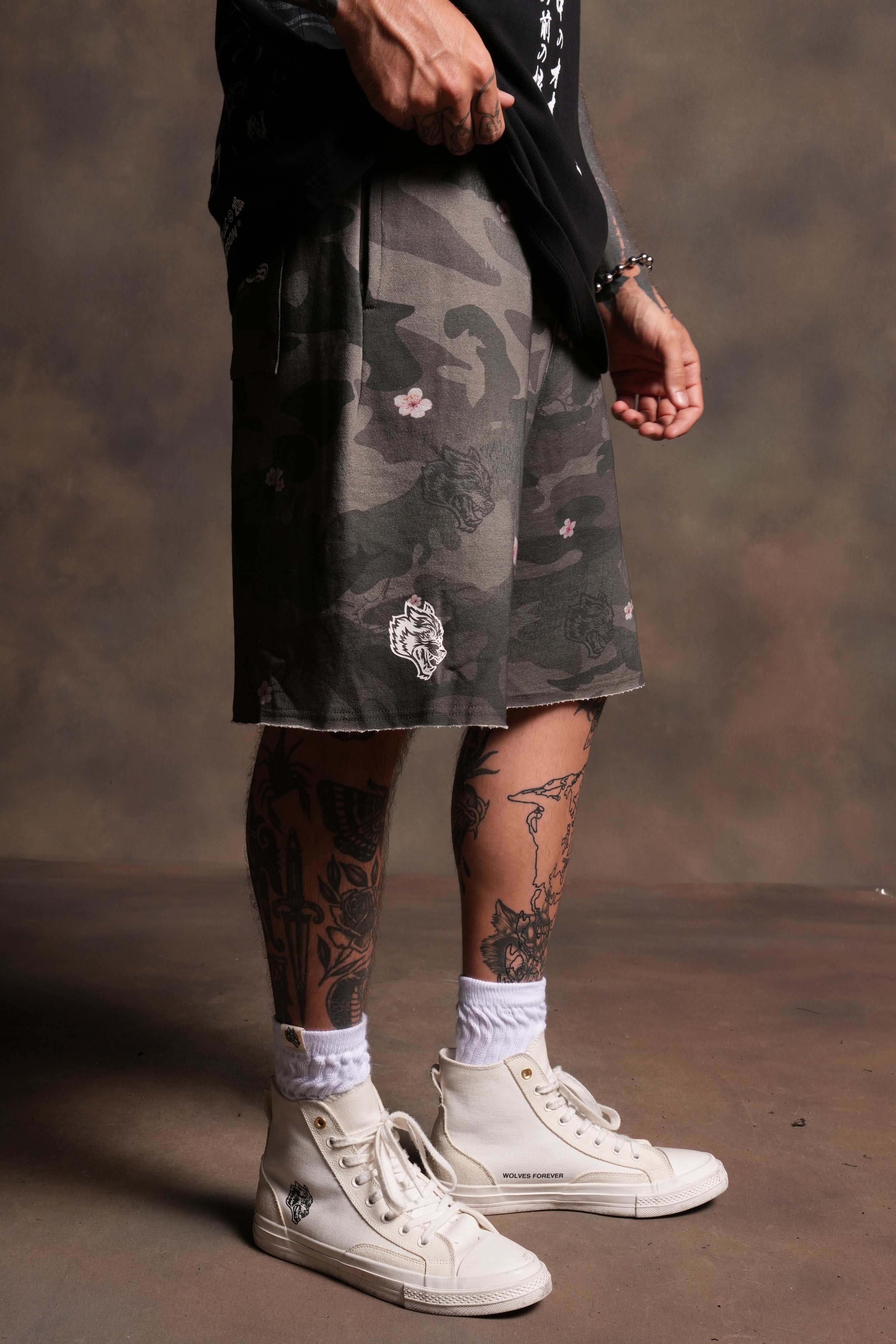 Harley-Davidson Wolves Grunge Oversized Raw Hem Post Lounge Sweat Shorts in Warrior In A Garden Green Camo