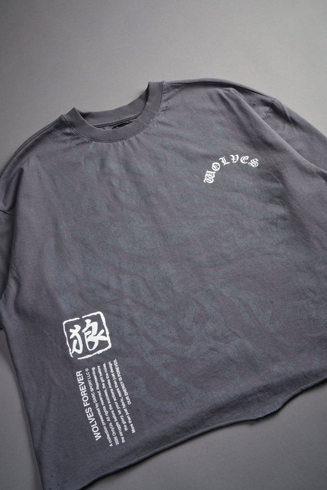 Okami Inferno Distressed Grunge Box Cut Tee V2 in Slate Gray