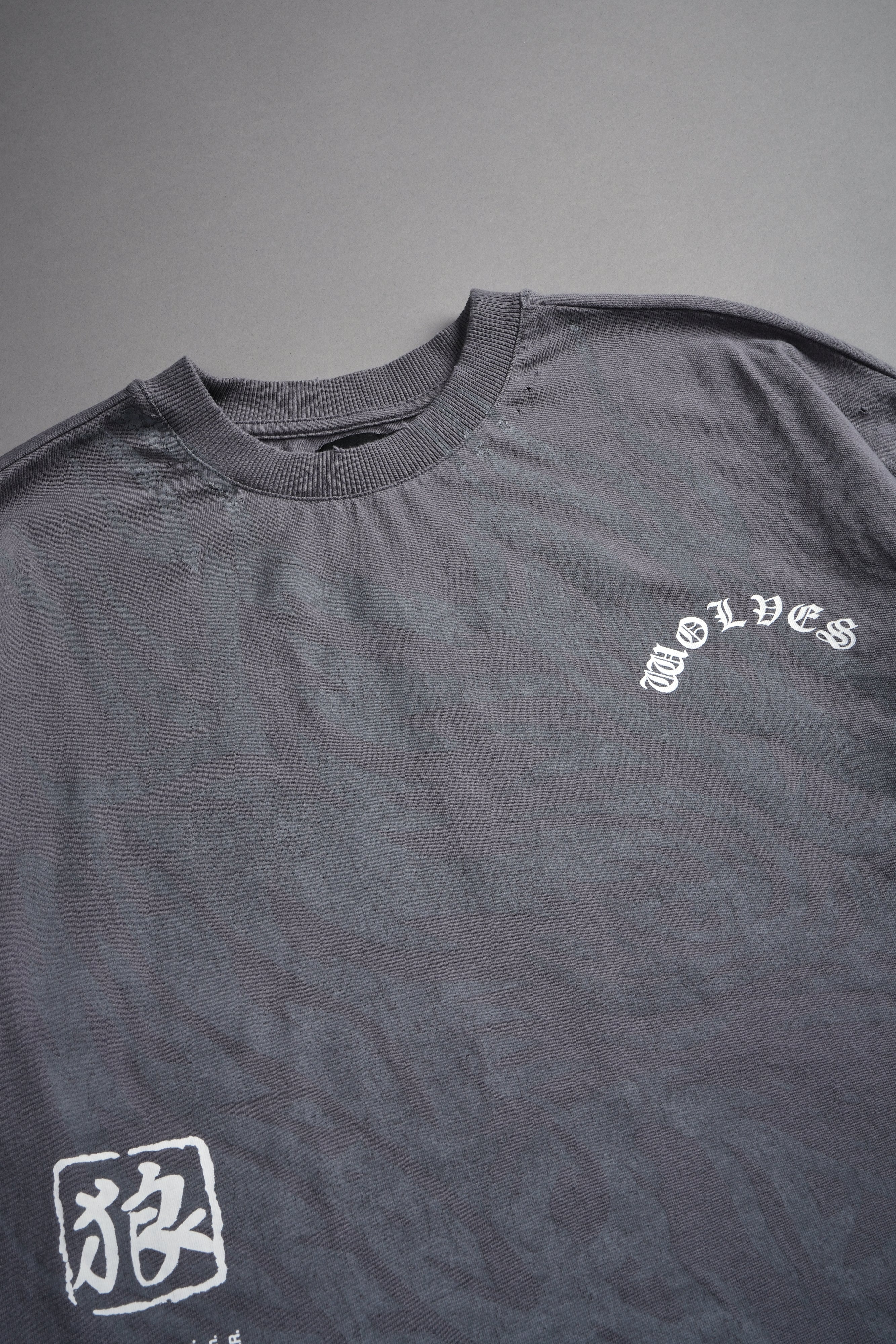 Okami Inferno Distressed Grunge Box Cut Tee V2 in Slate Gray