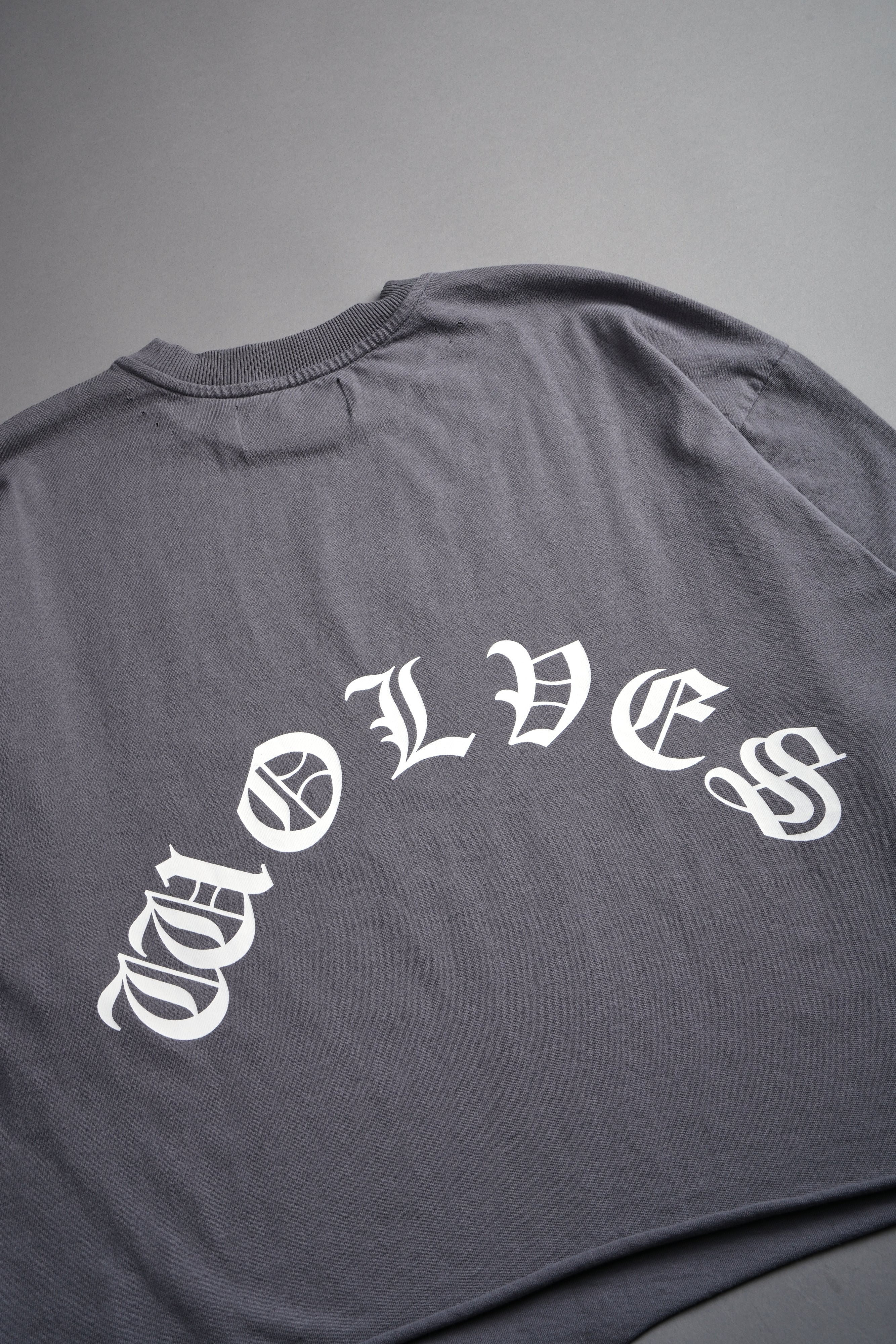 Okami Inferno Distressed Grunge Box Cut Tee V2 in Slate Gray