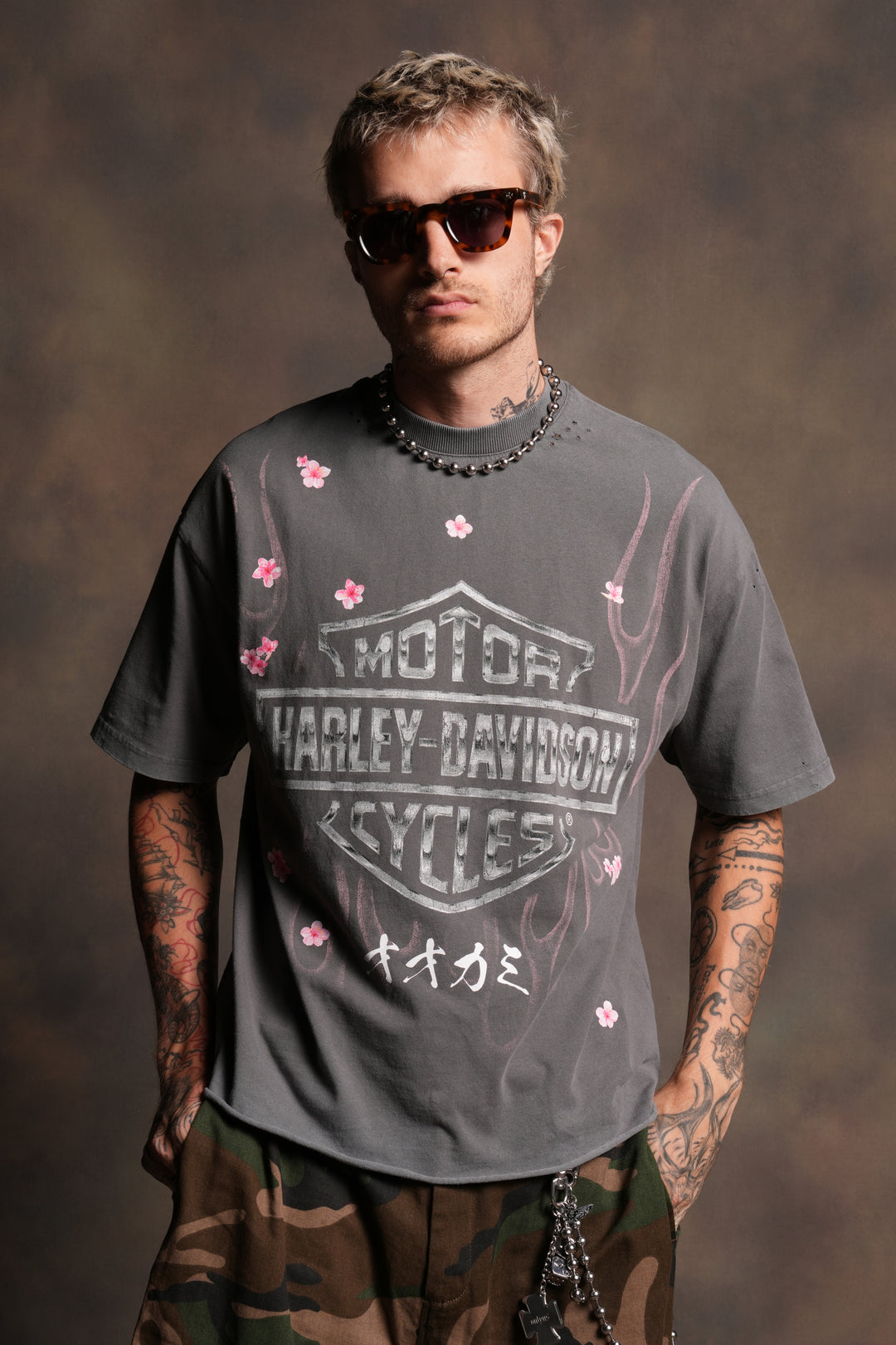 Darc Blossom Distressed Grunge Mid Length Raw Hem Tee in Slate Gray
