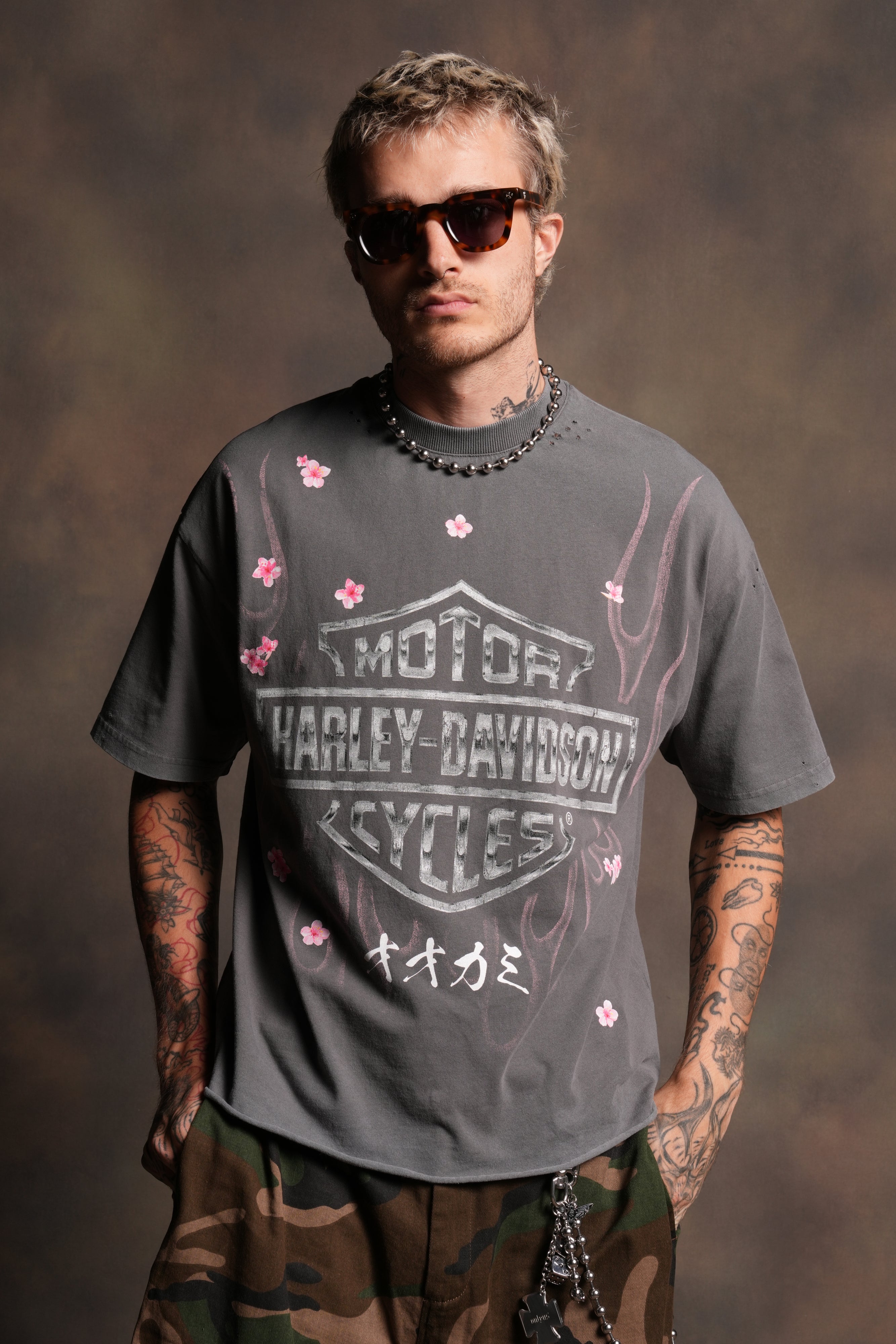 Darc Blossom Distressed Grunge Mid Length Raw Hem Tee in Slate Gray