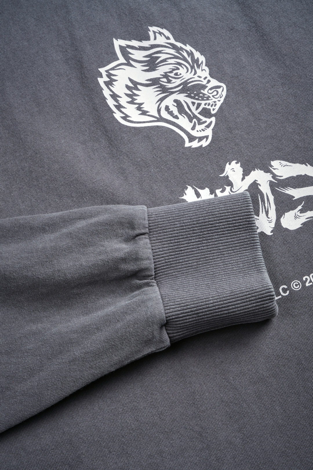 Okami Bushido Grunge Mid Length Raw Hem Ls Tee in Slate Gray