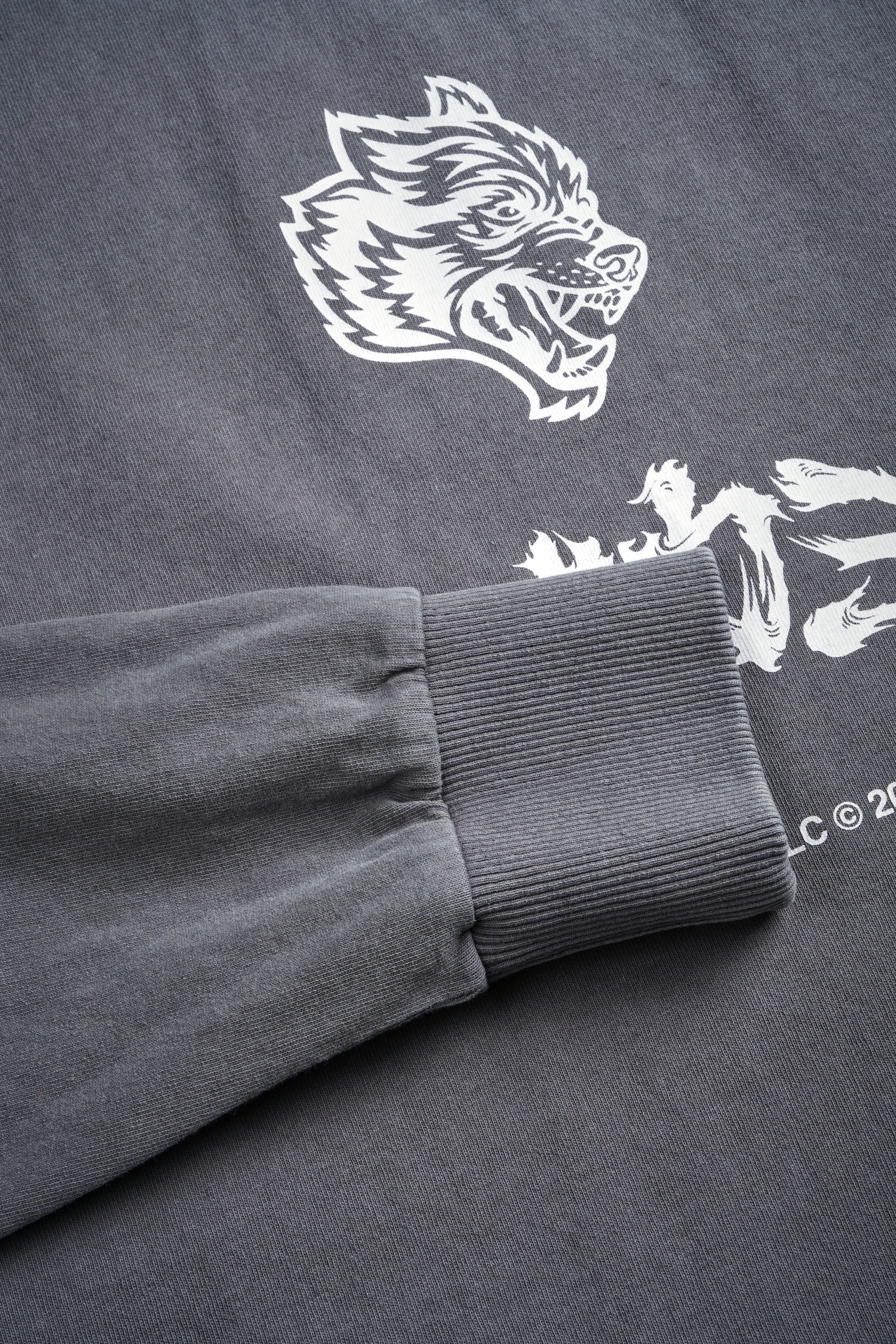 Okami Bushido Grunge Mid Length Raw Hem Ls Tee in Slate Gray