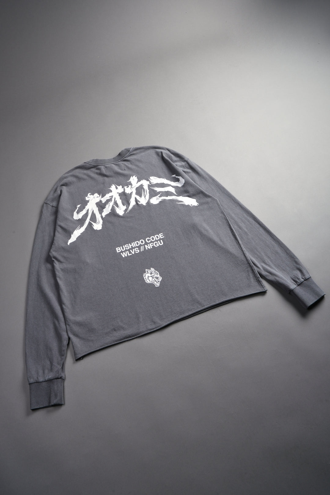 Okami Bushido Grunge Mid Length Raw Hem Ls Tee in Slate Gray