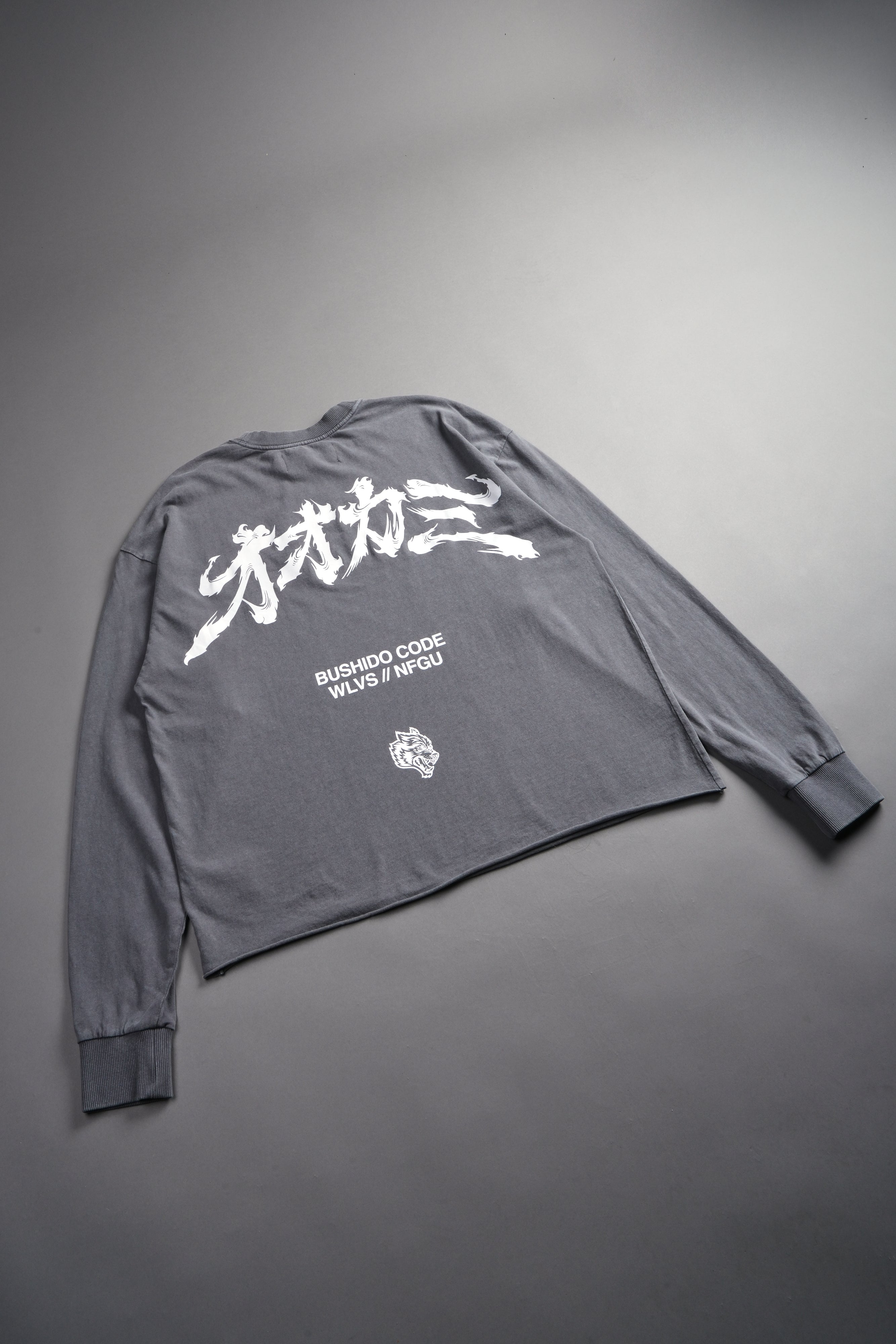 Okami Bushido Grunge Mid Length Raw Hem Ls Tee in Slate Gray