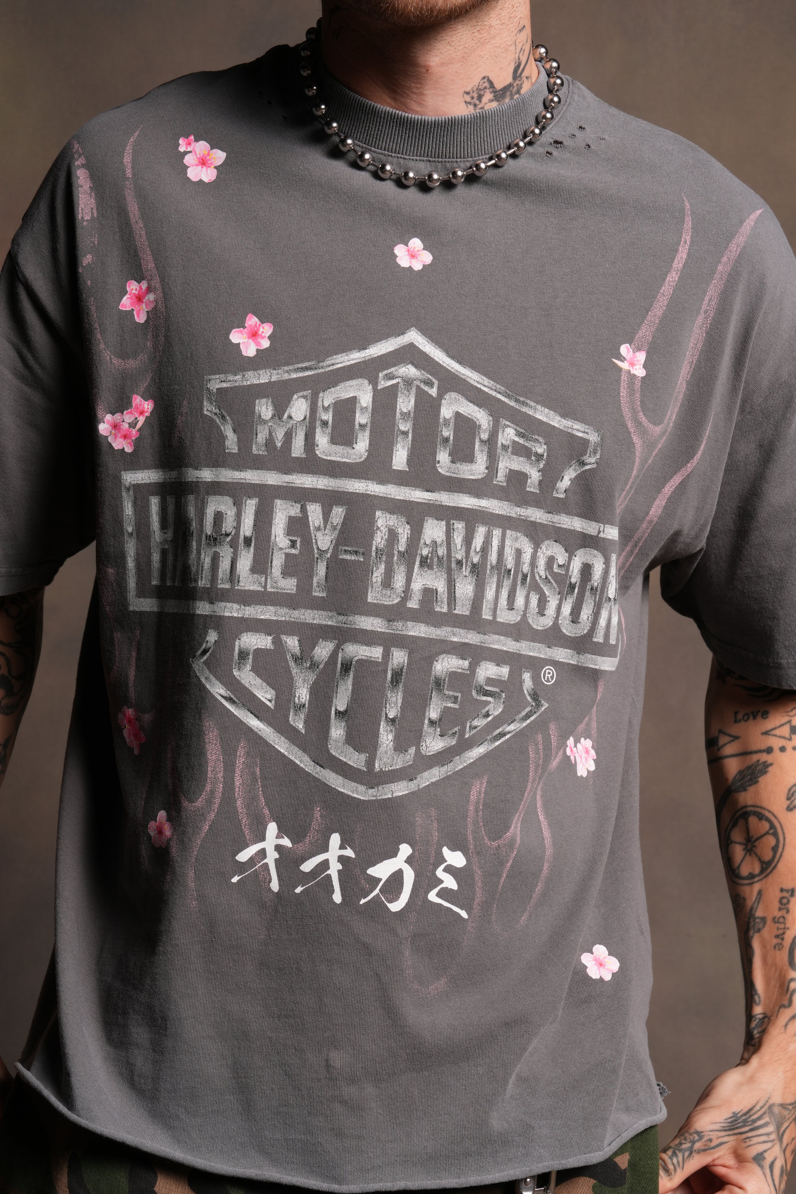 Darc Blossom Distressed Grunge Mid Length Raw Hem Tee in Slate Gray