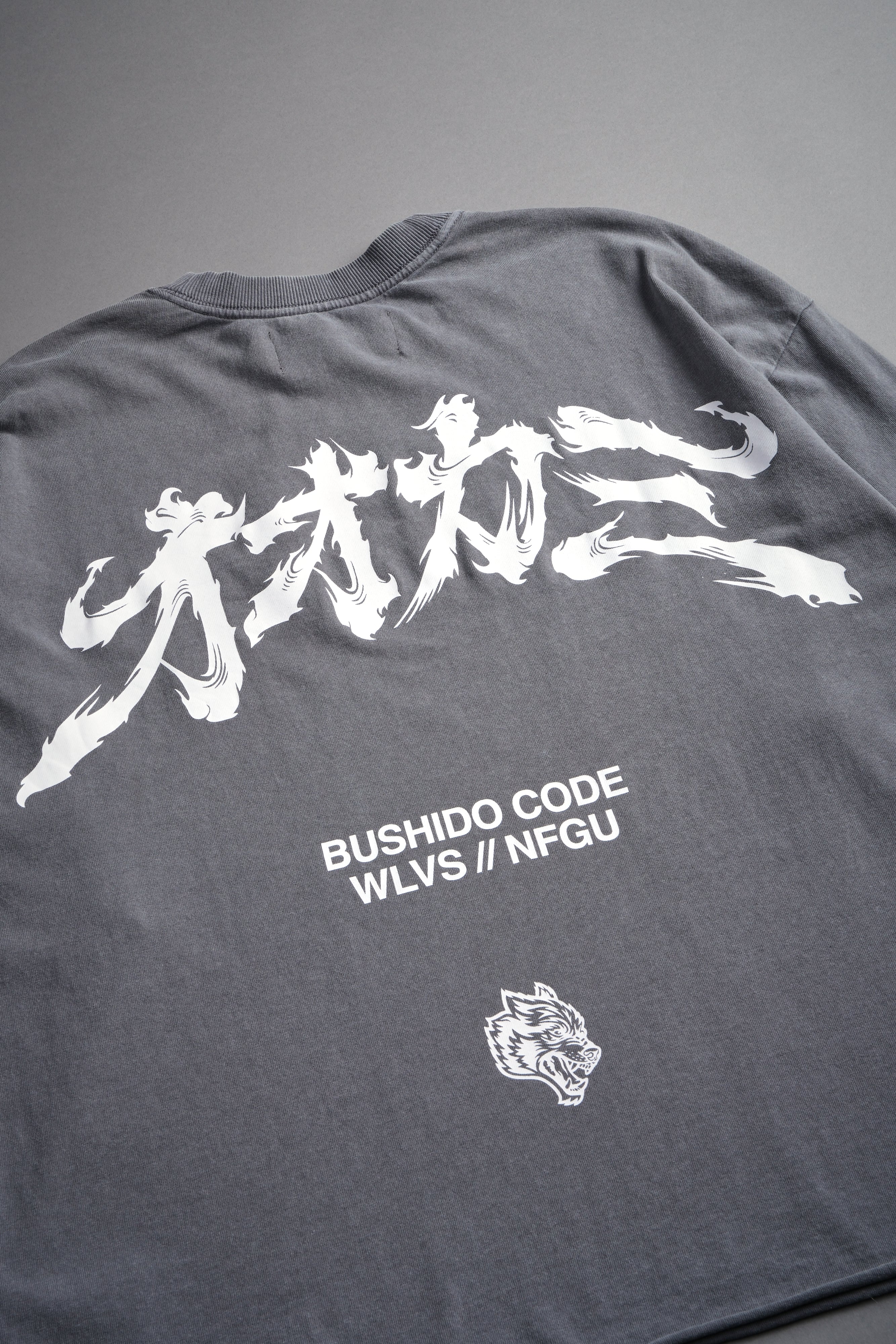 Okami Bushido Grunge Mid Length Raw Hem Ls Tee in Slate Gray