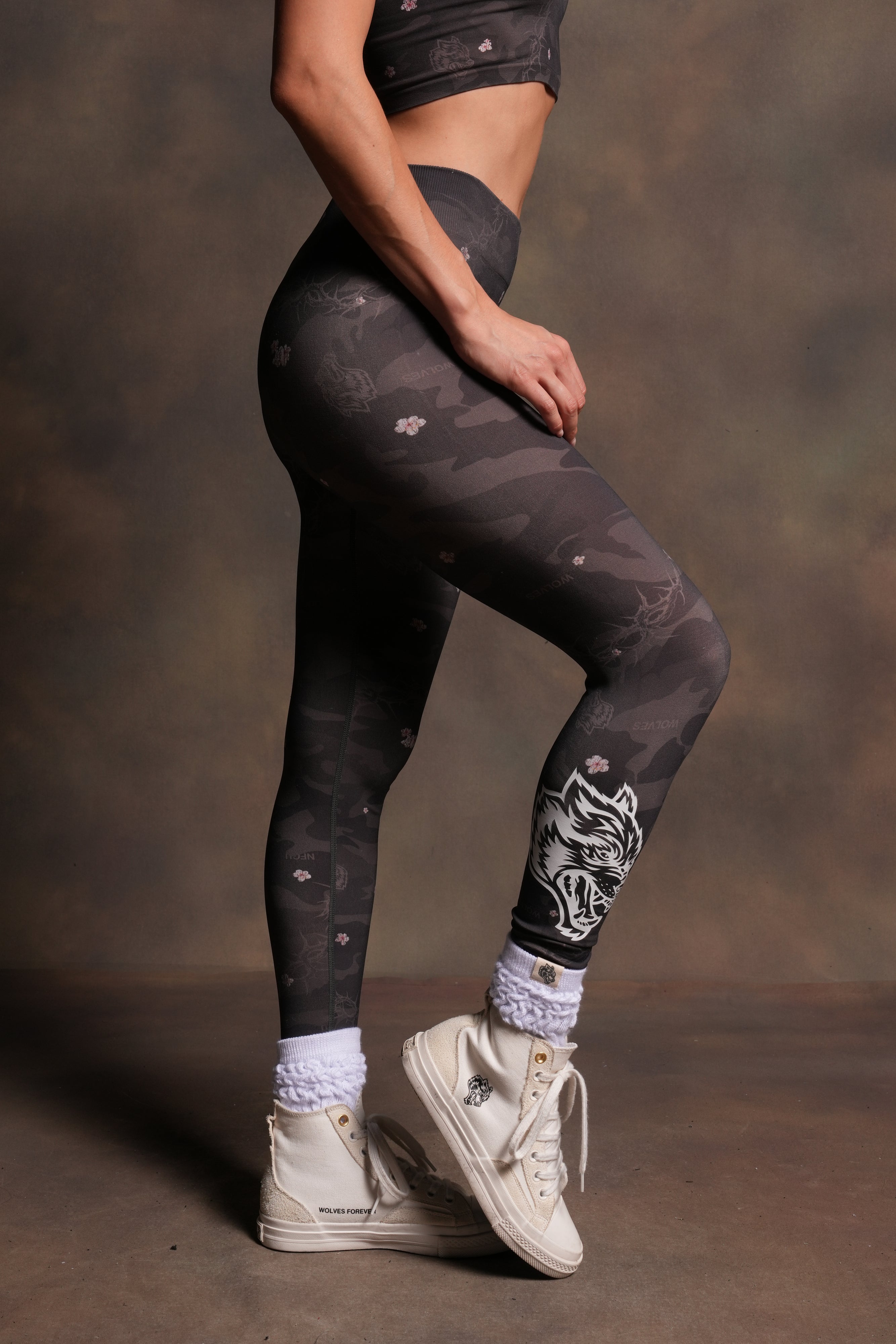 Wolf Chopper Hadley Soft Seamless Leggings in Warrior in a Garden Black Camo