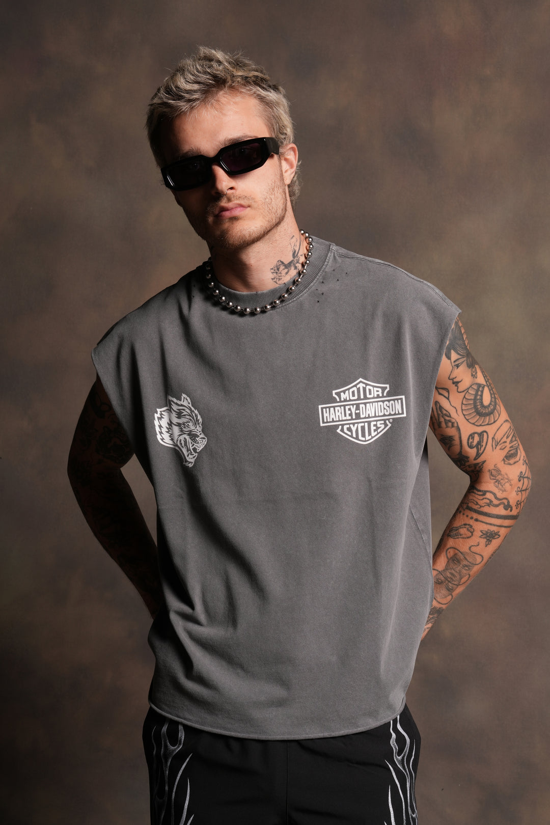 Live Free H-D Distressed Grunge Mid Length Raw Hem Muscle Tee in Slate Gray