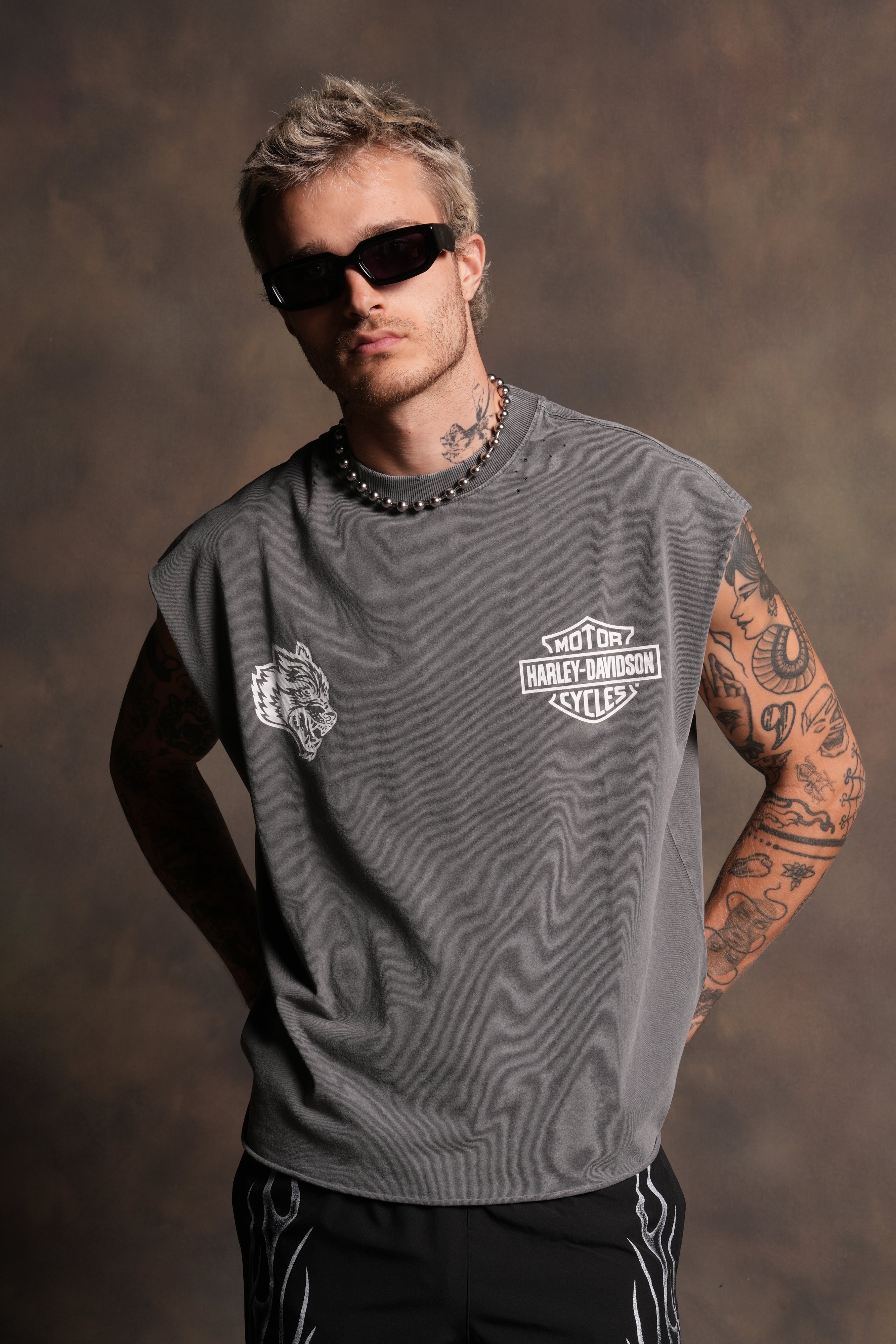 Live Free H-D Distressed Grunge Mid Length Raw Hem Muscle Tee in Slate Gray