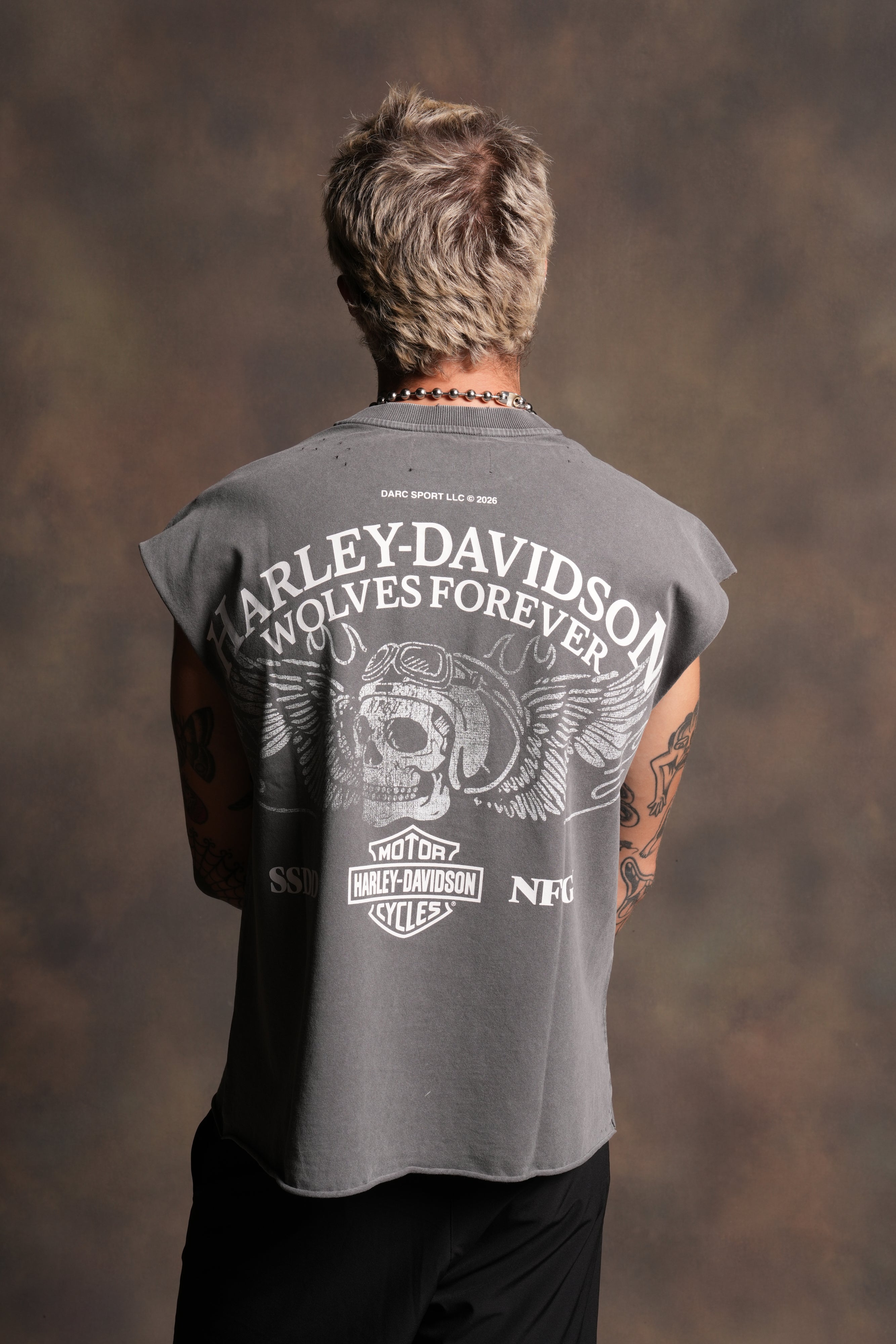 Live Free H-D Distressed Grunge Mid Length Raw Hem Muscle Tee in Slate Gray